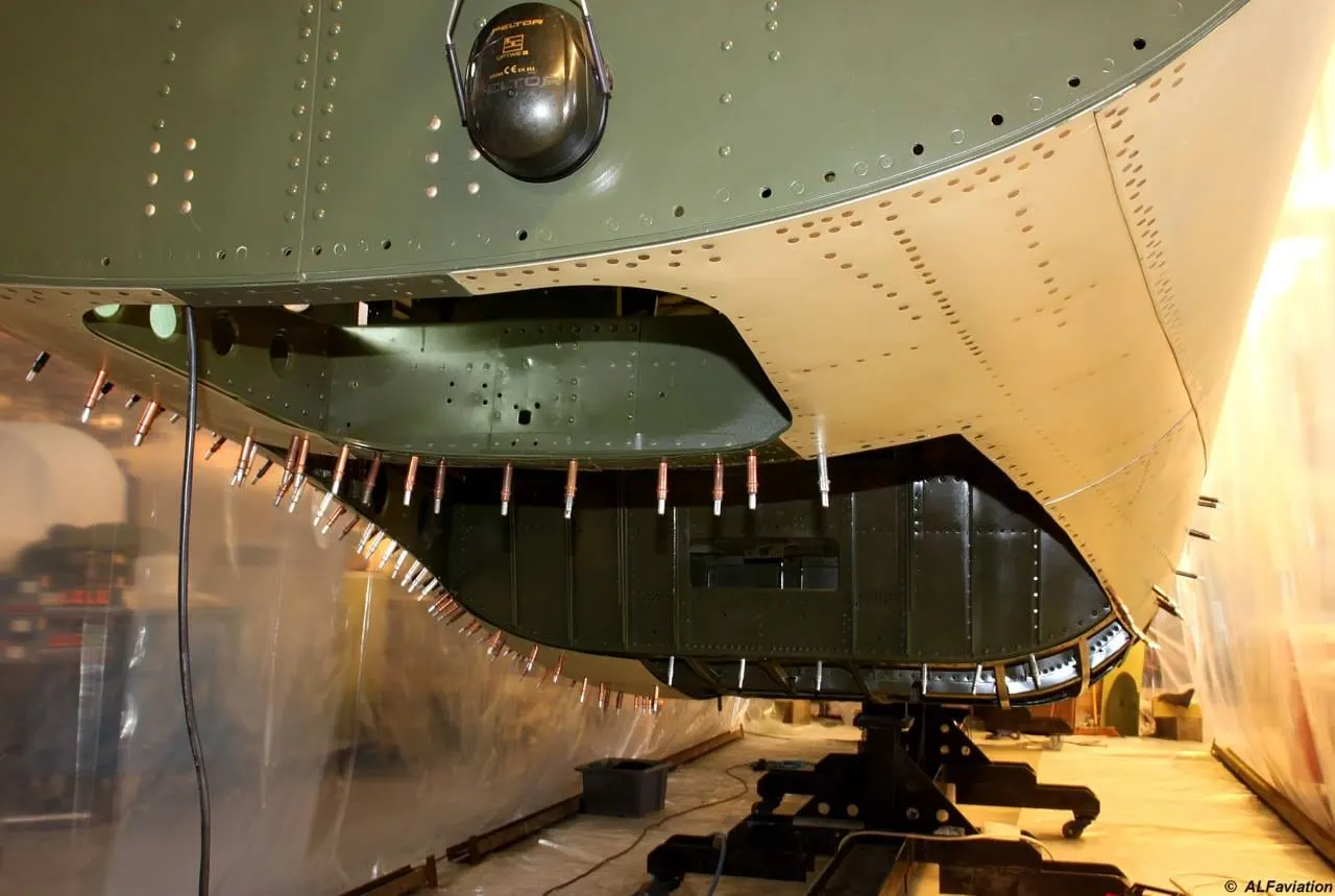Restauration de l'A-26 Invader : autour du puits de la tourelle ventrale et de la trappe arrière
