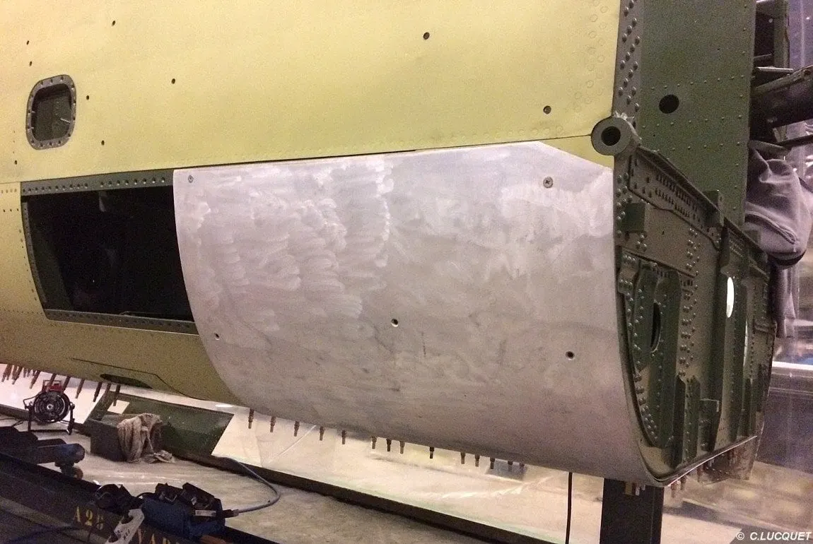 Restauration de l'A-26 Invader : autour du puits de la tourelle ventrale et de la trappe arrière
