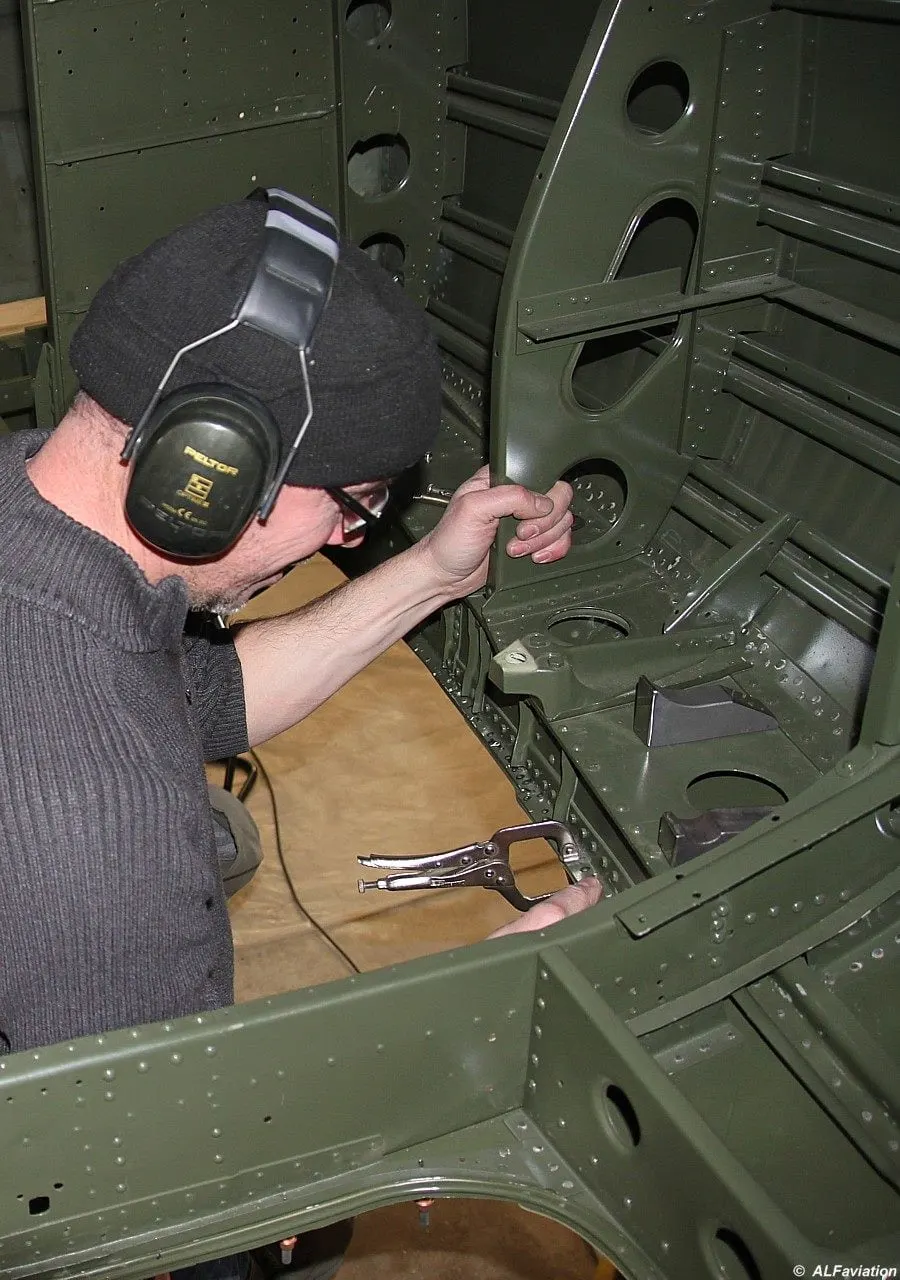 Restauration de l'A-26 Invader : autour du puits de la tourelle ventrale et de la trappe arrière