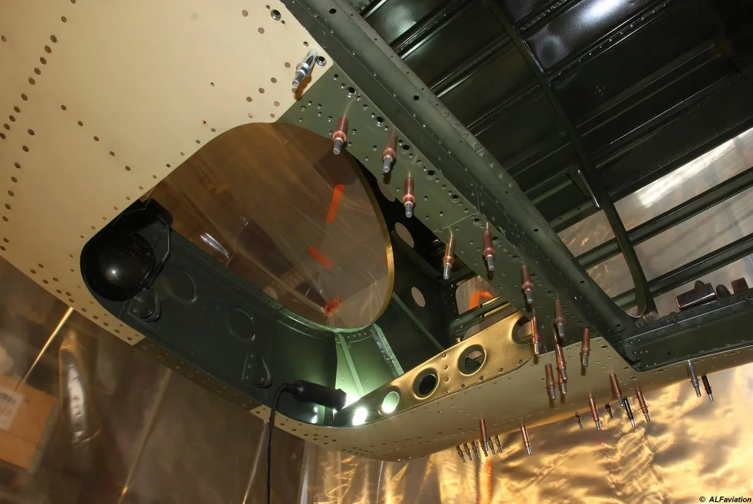 Restauration de l'A-26 Invader : autour du puits de la tourelle ventrale et de la trappe arrière