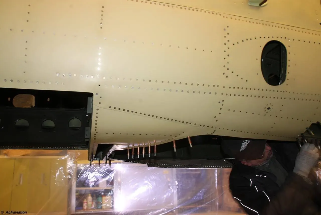 Restauration de l'A-26 Invader : autour du puits de la tourelle ventrale et de la trappe arrière