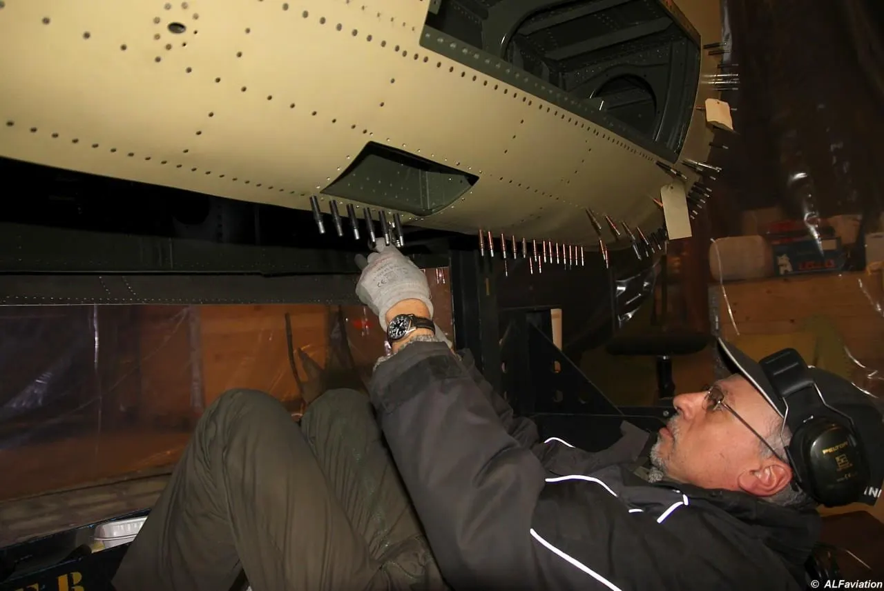 Restauration de l'A-26 Invader : autour du puits de la tourelle ventrale et de la trappe arrière
