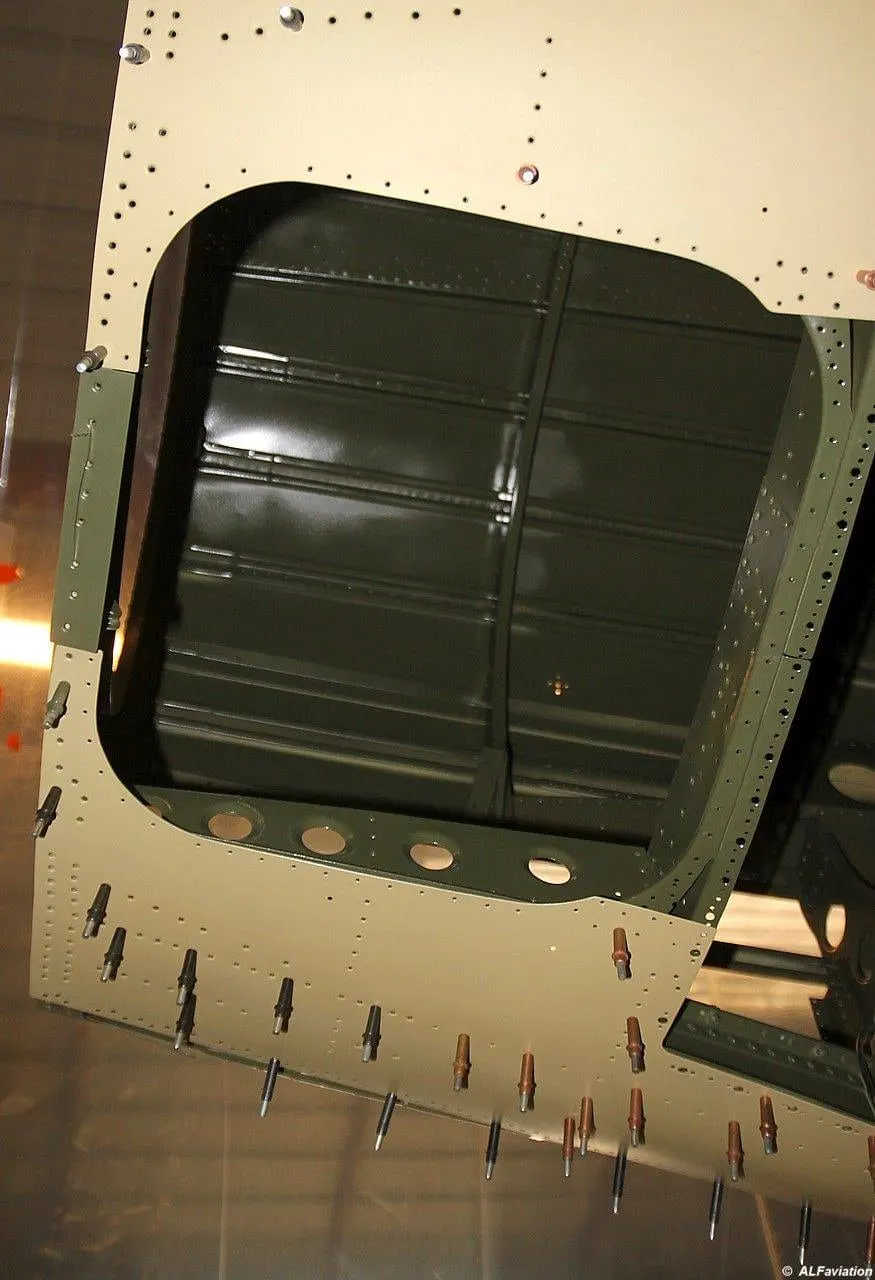 Restauration de l'A-26 Invader : autour du puits de la tourelle ventrale et de la trappe arrière