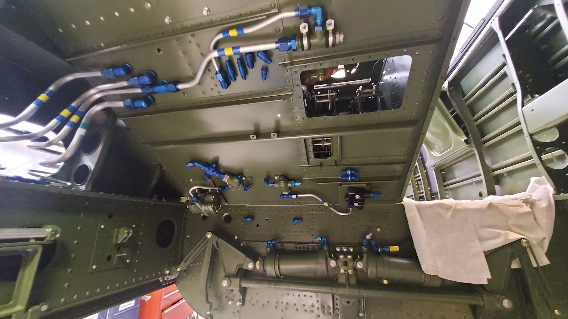 Restauration de l'A-26 Invader : conduites hydrauliques et empennage