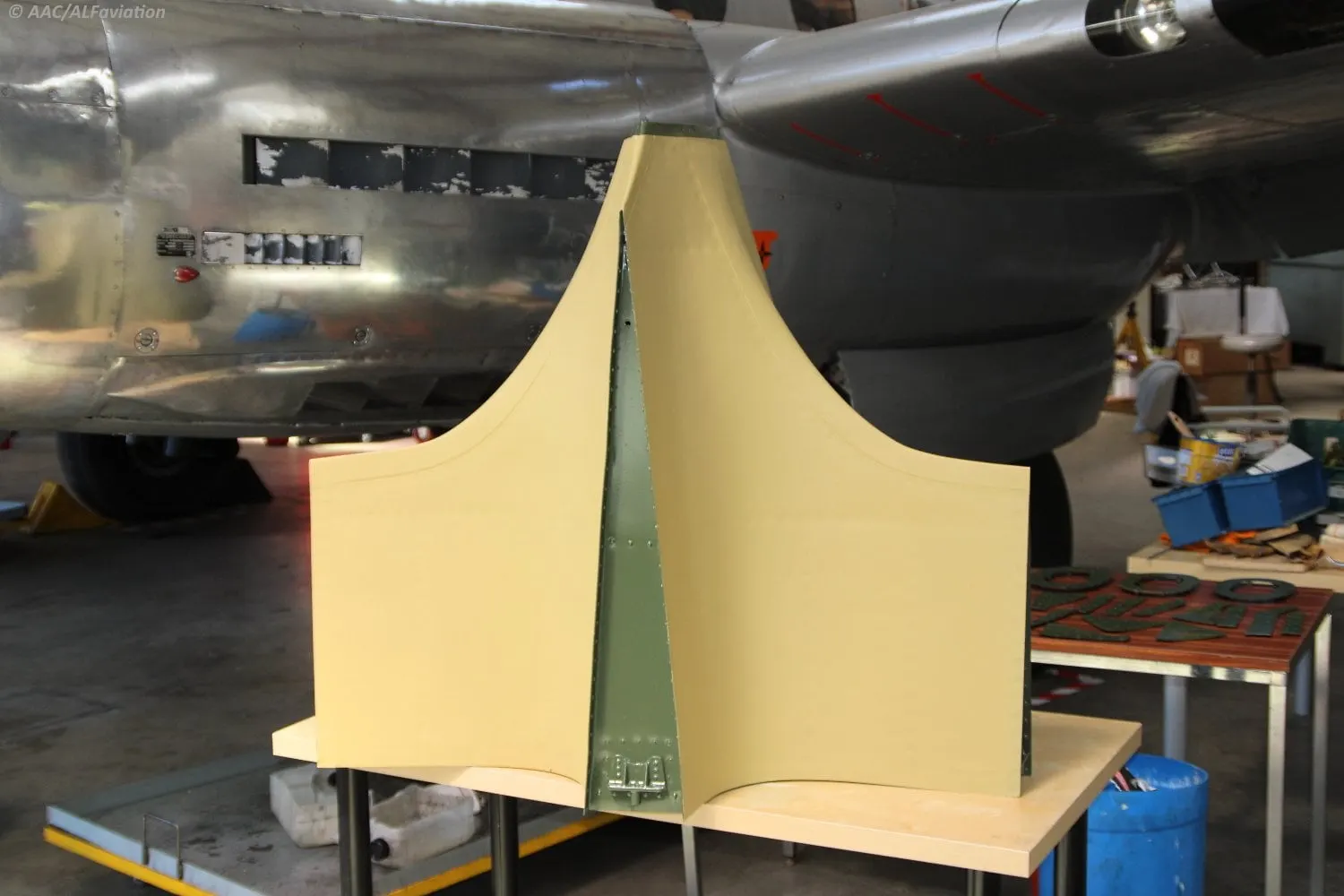 Restauration de l'A-26 Invader : conduites hydrauliques et empennage