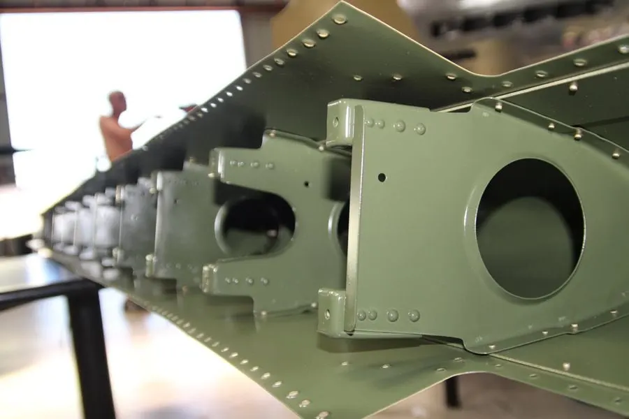 Restauration de l'A-26 Invader : conduites hydrauliques et empennage