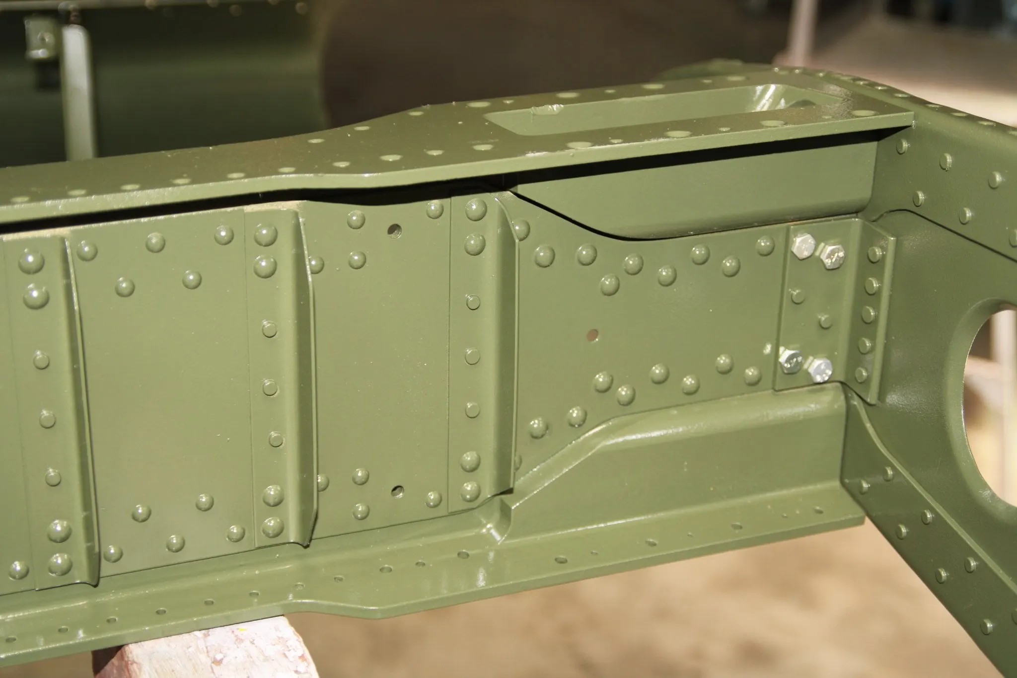 Restauration de l'A-26 Invader : conduites hydrauliques et empennage