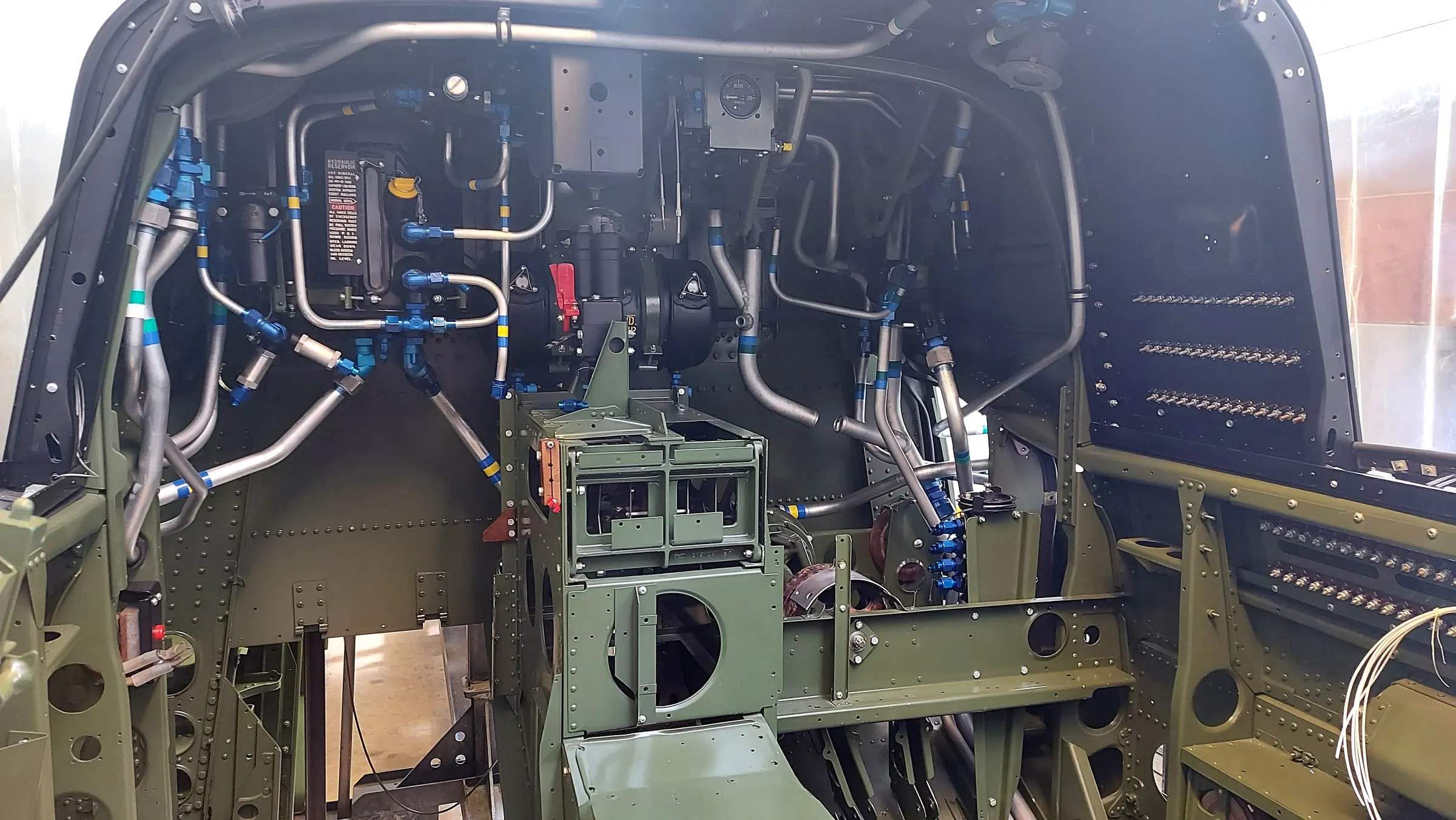 Restauration de l'A-26 Invader : conduites hydrauliques et empennage