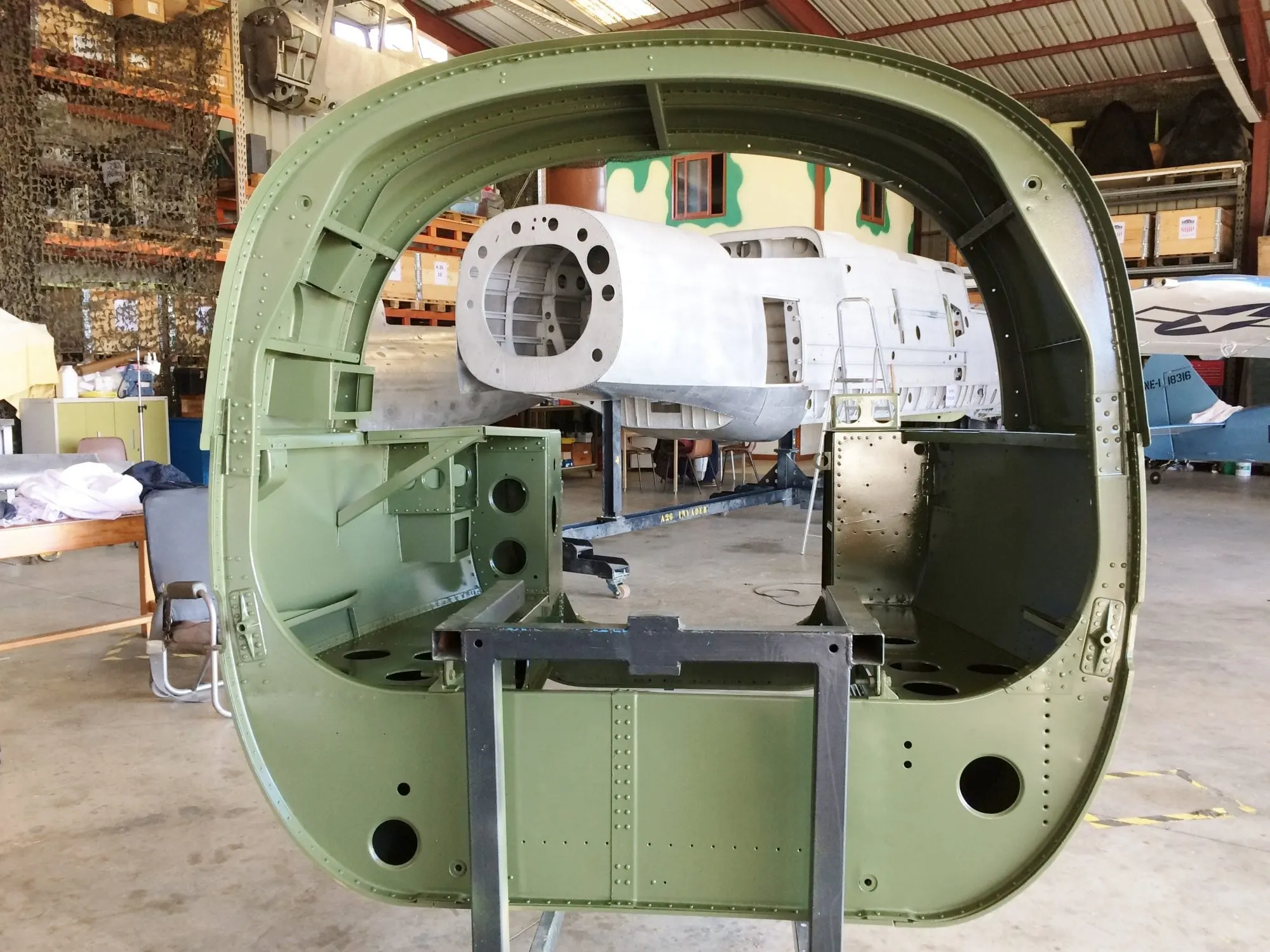 Restauration de l'A-26 Invader : début des travaux de peinture