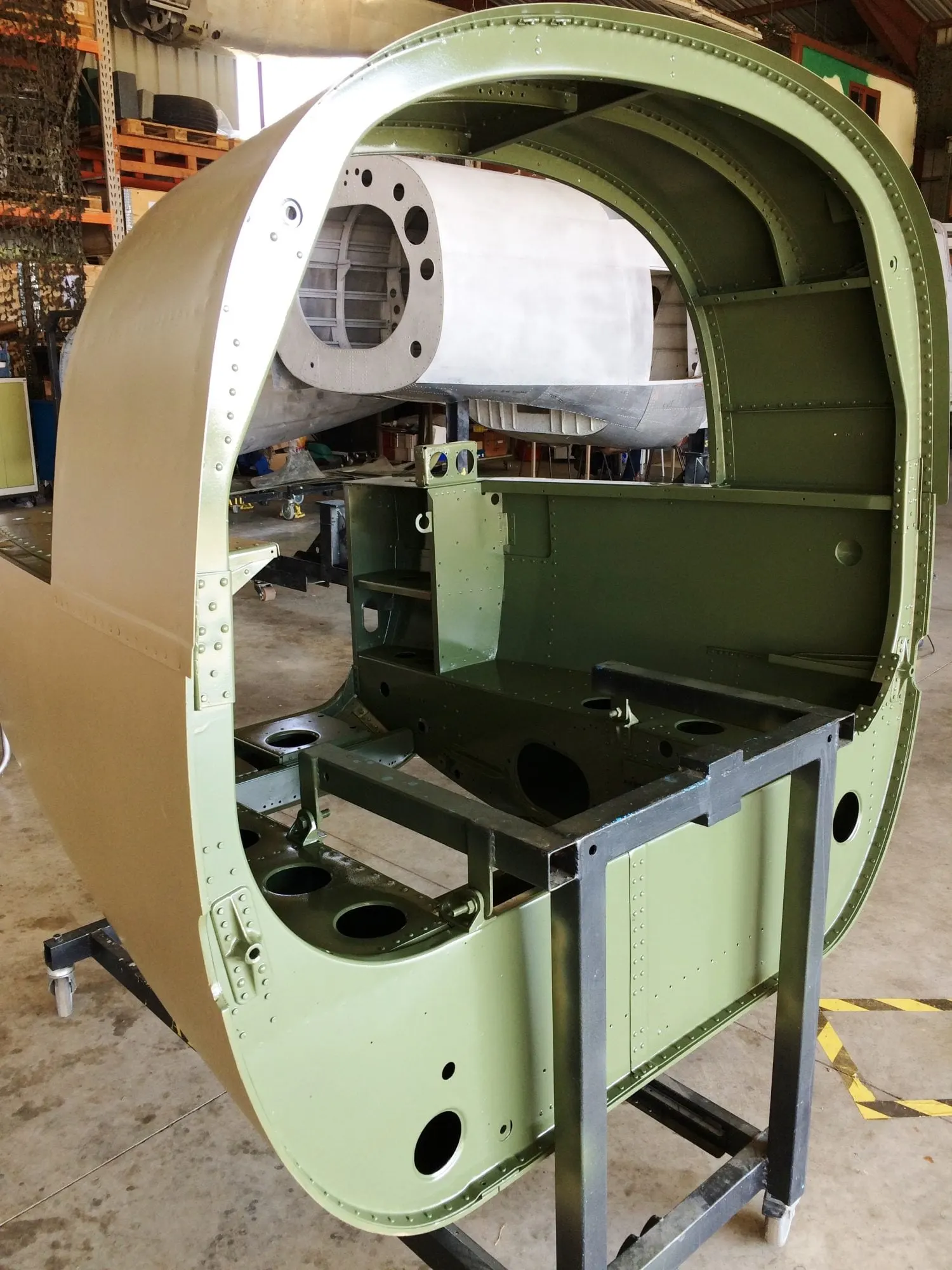 Restauration de l'A-26 Invader : début des travaux de peinture