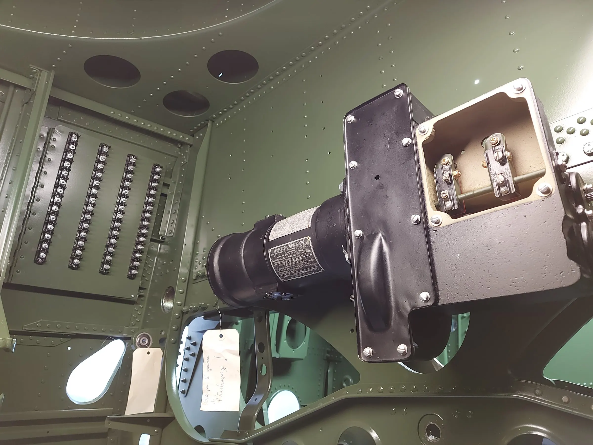 Restauration de l'A-26 Invader : équipements électriques et circuit d'air comprimé