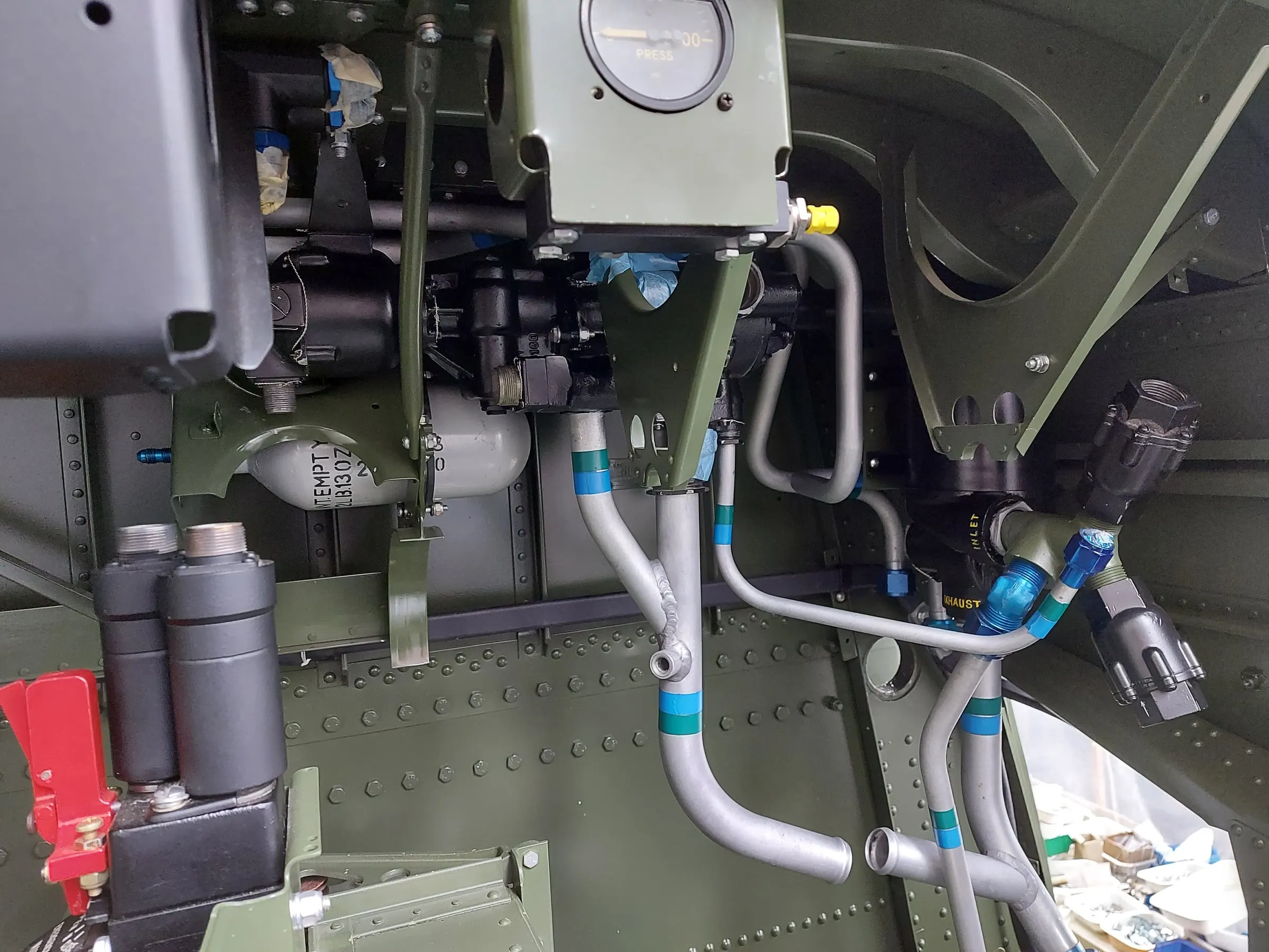 Restauration de l'A-26 Invader : équipements électriques et circuit d'air comprimé