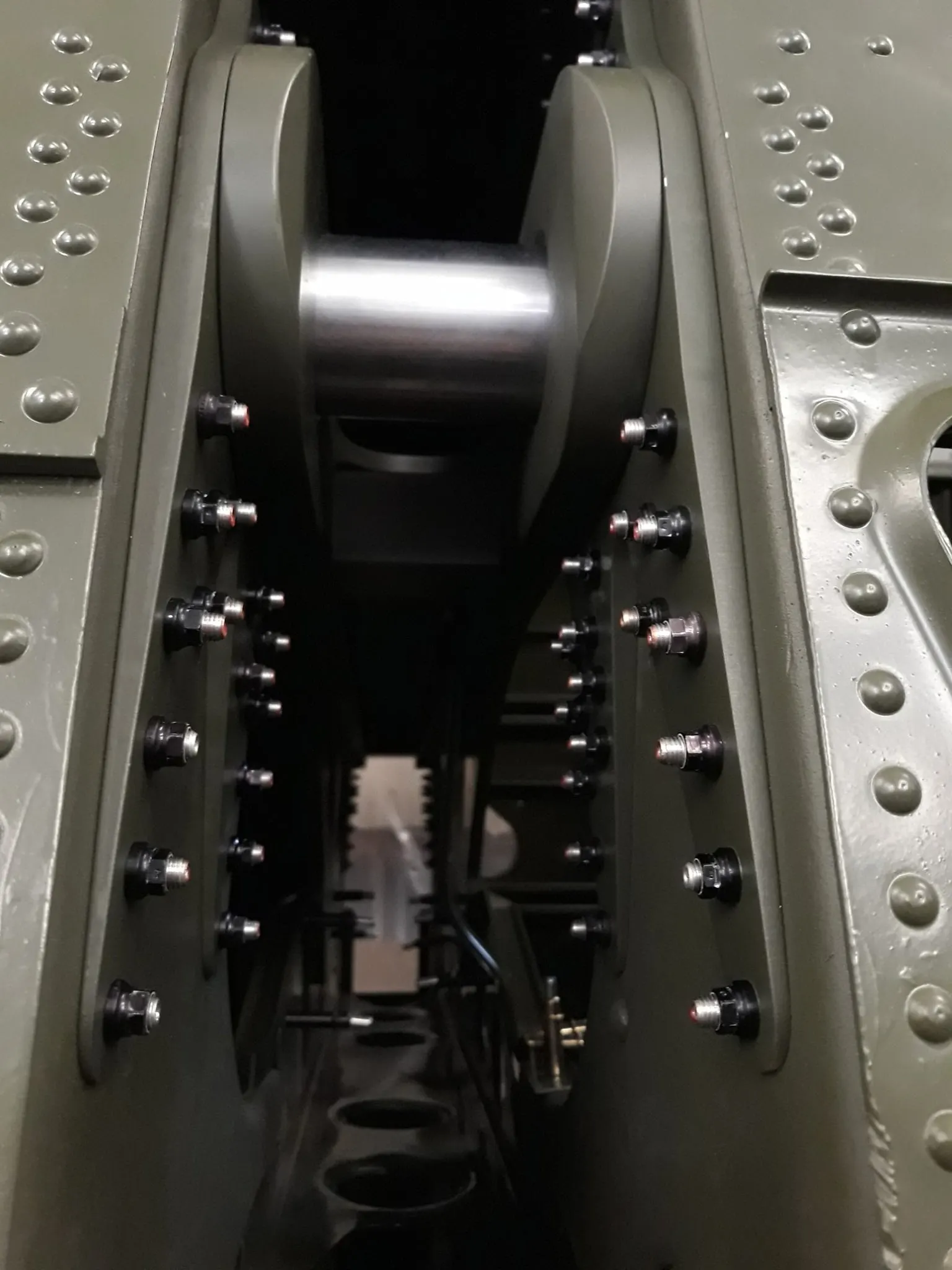 Restauration de l'A-26 Invader : fin du rivetage de la section centrale et fixation des ailes
