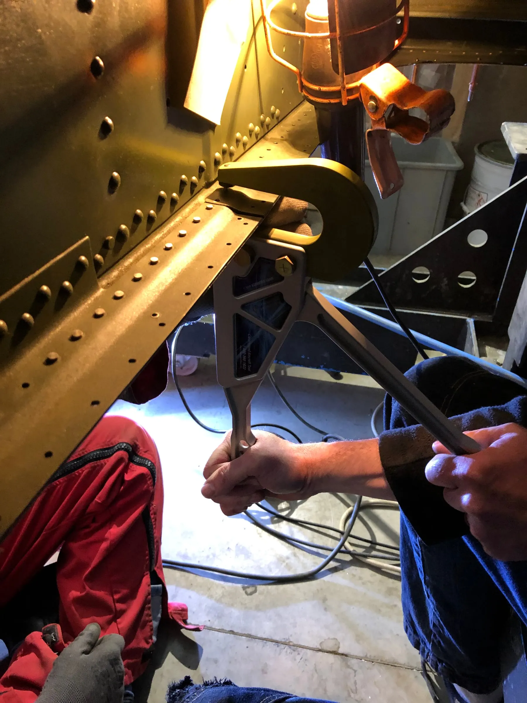 Restauration de l'A-26 Invader : fin du rivetage de la section centrale et fixation des ailes