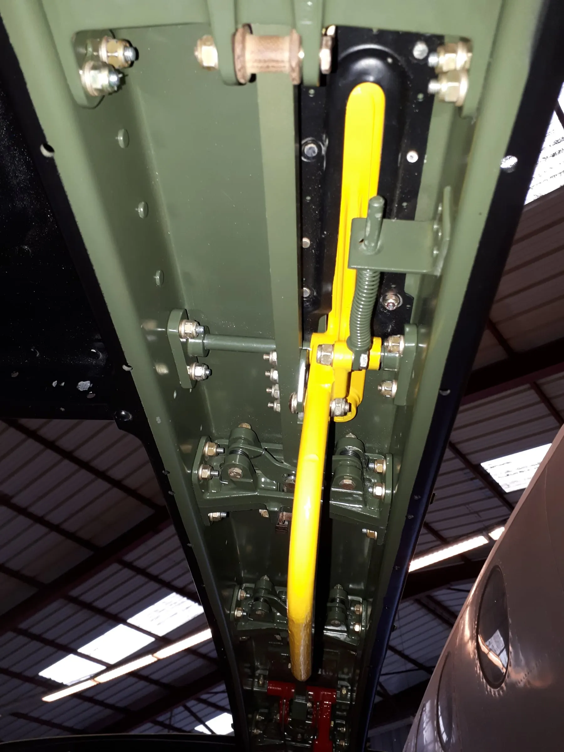 Restauration de l'A-26 Invader : fixation des éléments de verrouillage du cockpit