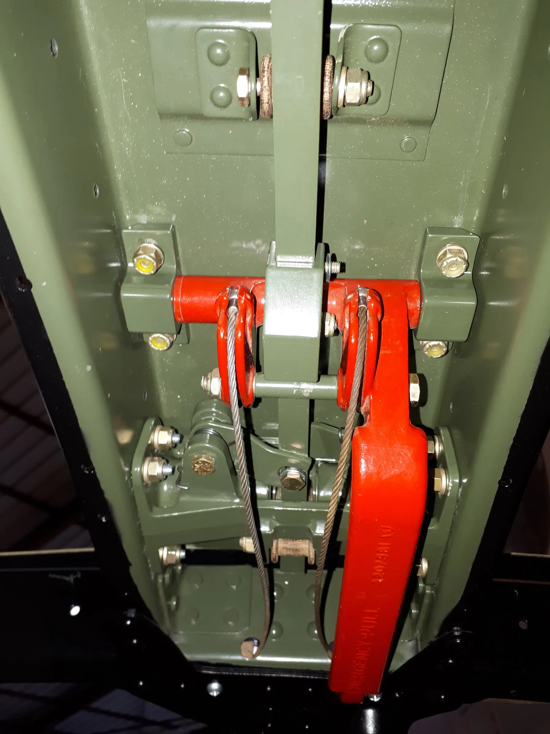 Restauration de l'A-26 Invader : fixation des éléments de verrouillage du cockpit