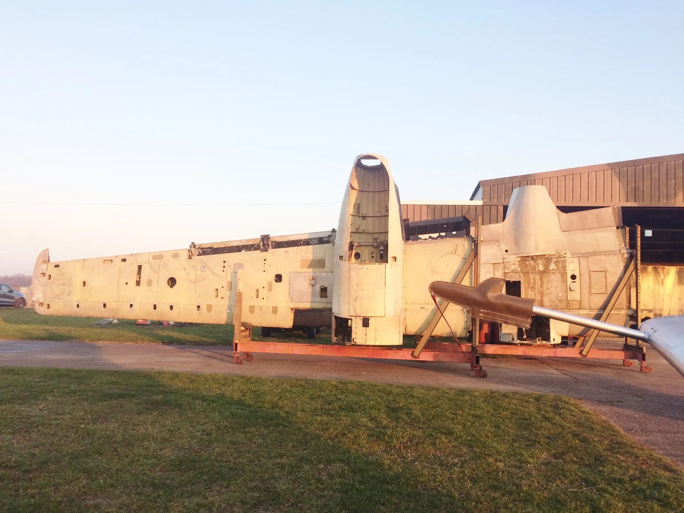 Restauration de l'A-26 Invader : installation des ailes sur bâtis et stockage