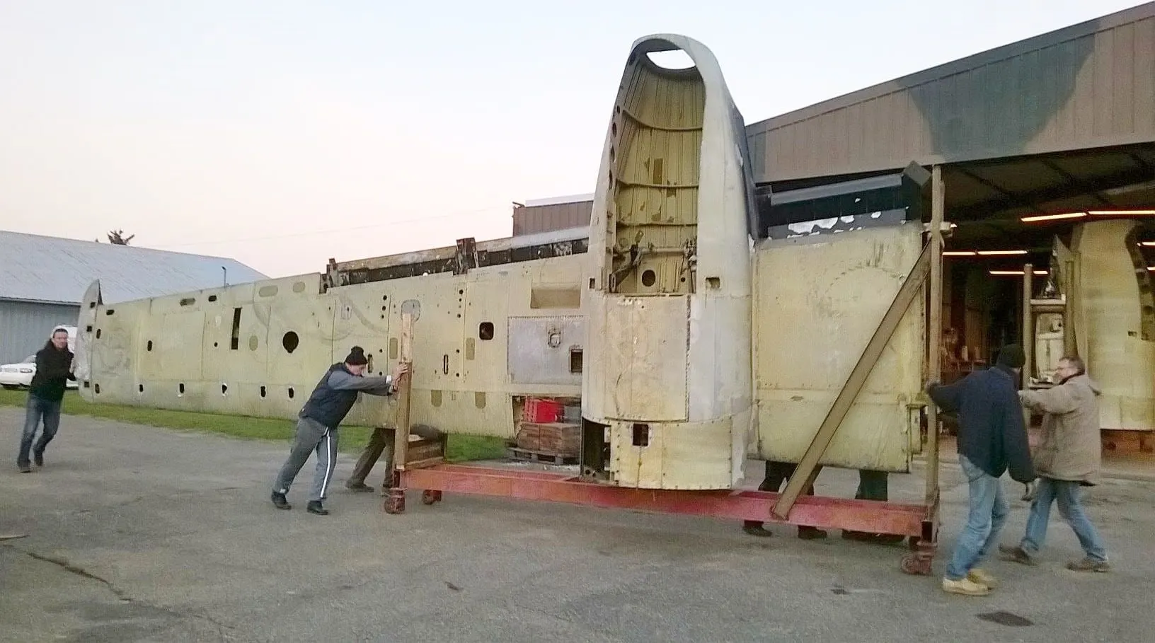 Restauration de l'A-26 Invader : installation des ailes sur bâtis et stockage