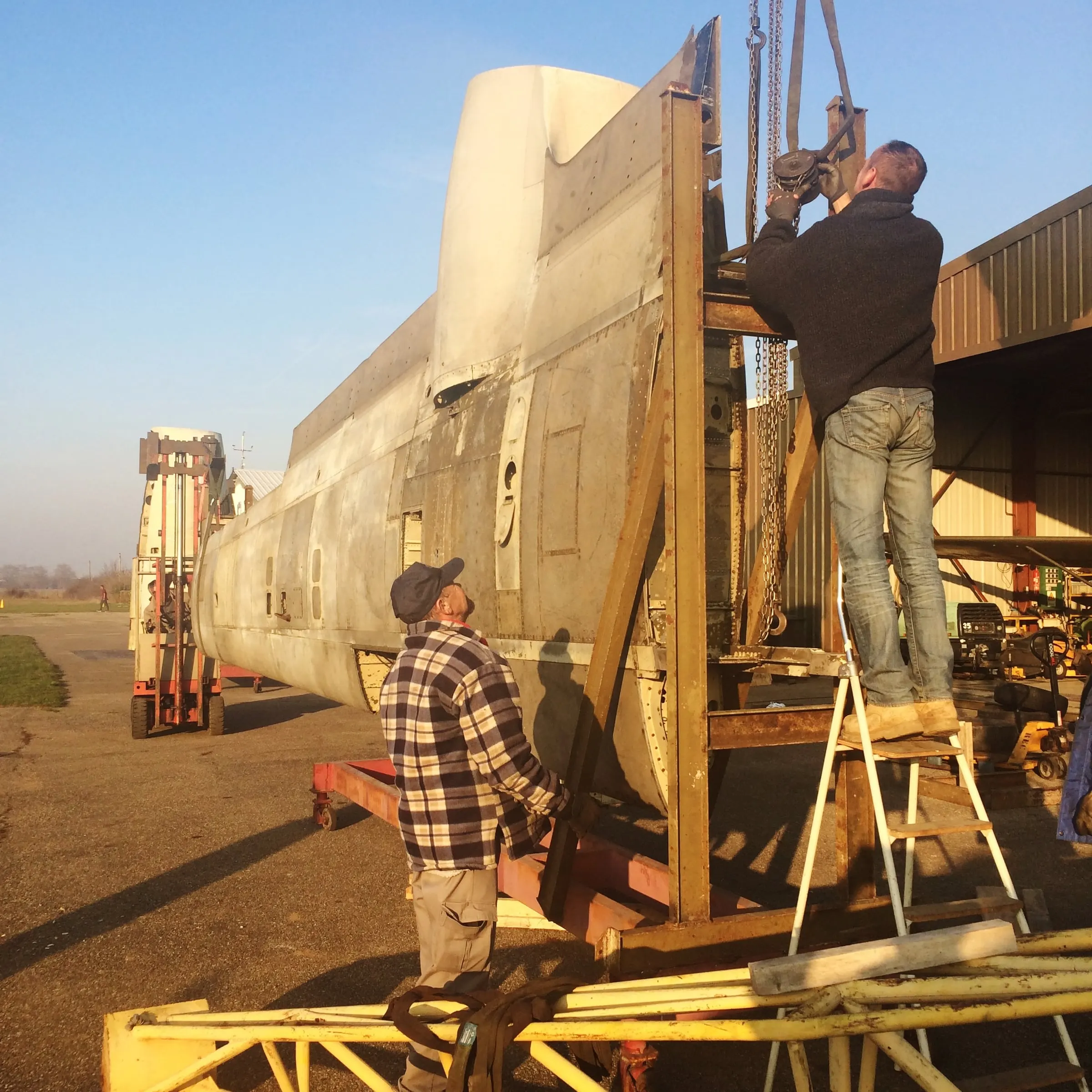 Restauration de l'A-26 Invader : installation des ailes sur bâtis et stockage