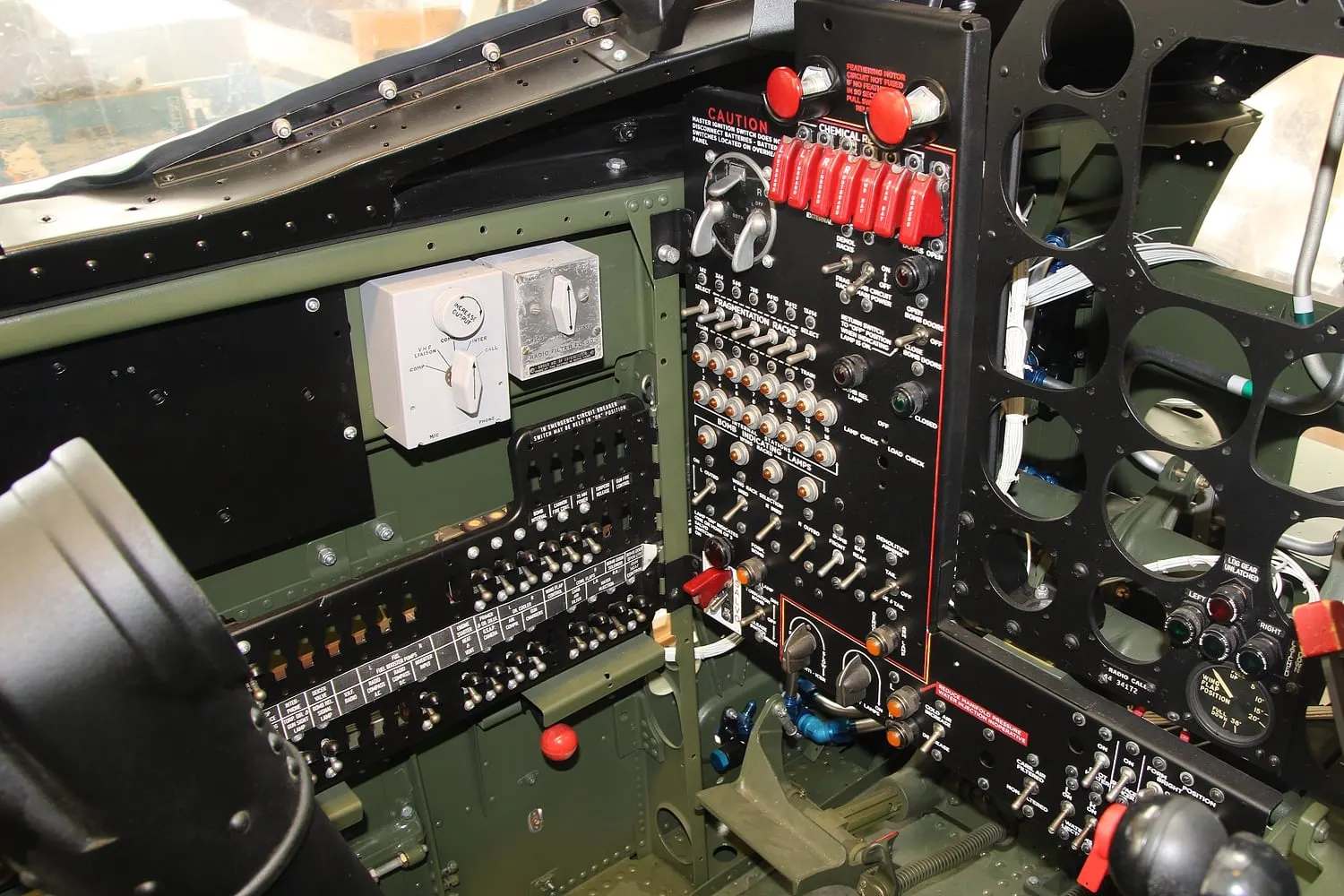 Restauration de l'A-26 Invader : installation et raccordement des faisceaux électriques
