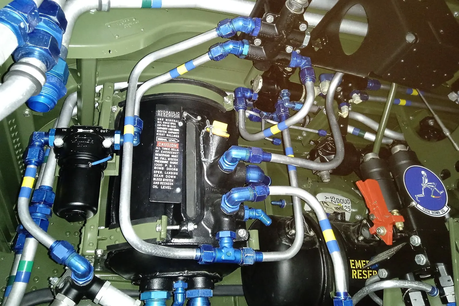 Restauration de l'A-26 Invader : installation et raccordement de l'hydraulique