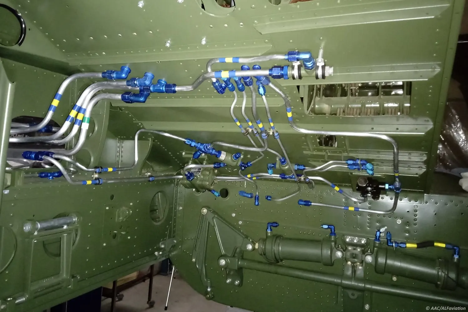 Restauration de l'A-26 Invader : installation et raccordement de l'hydraulique