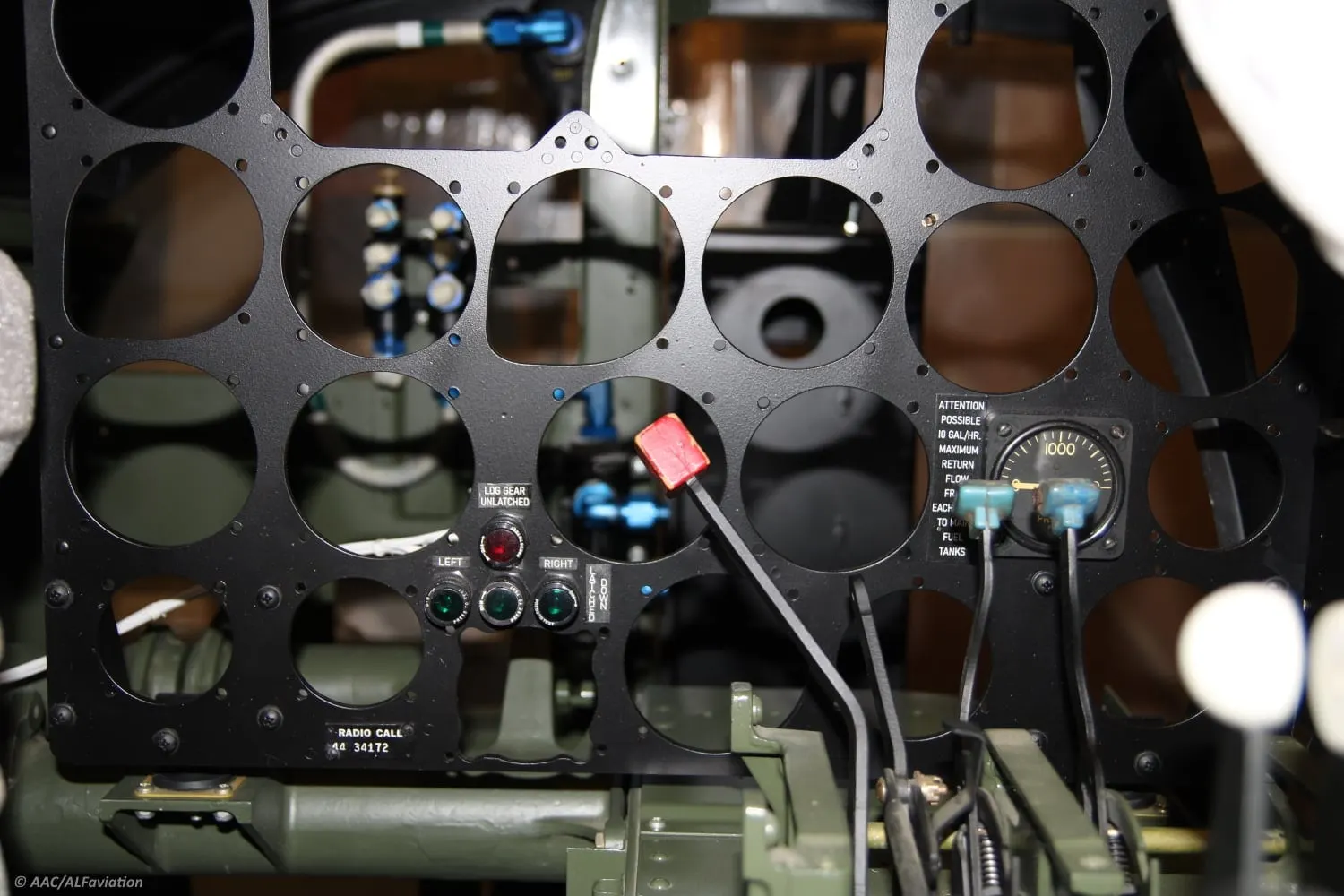 Restauration de l'A-26 Invader : montage du cockpit sur le fuselage