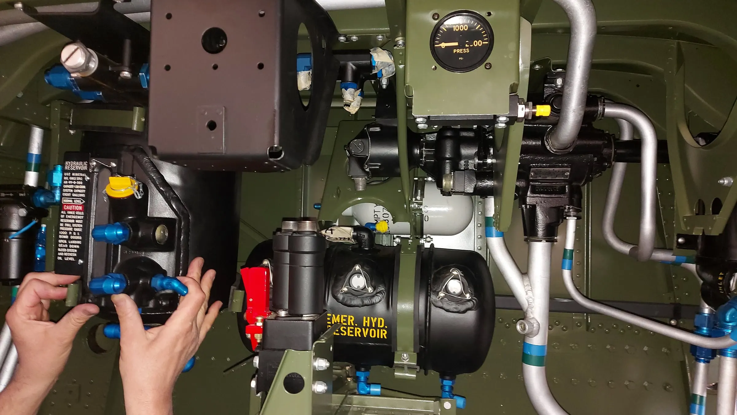 Restauration de l'A-26 Invader : montage du cockpit sur le fuselage
