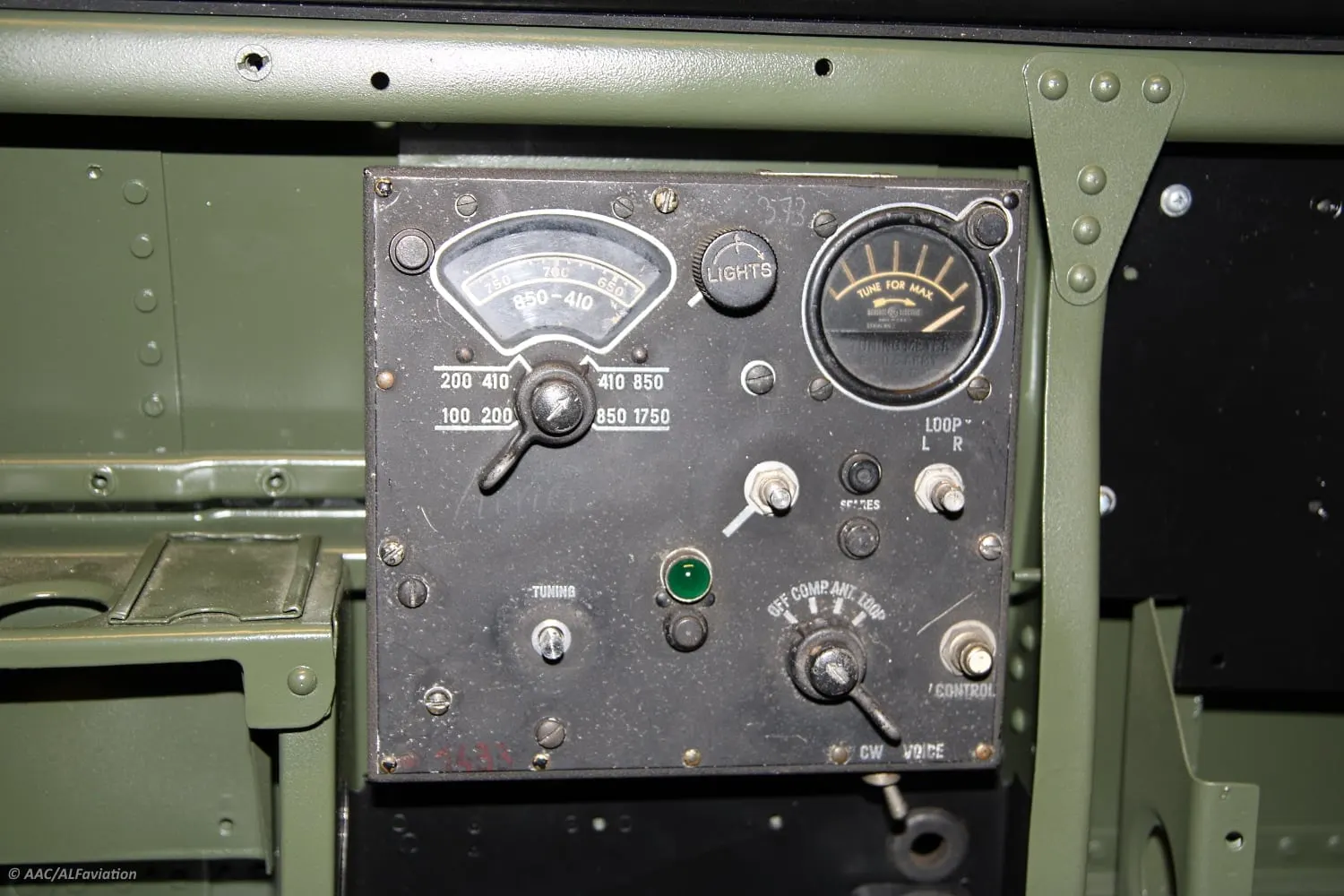 Restauration de l'A-26 Invader : montage du cockpit sur le fuselage