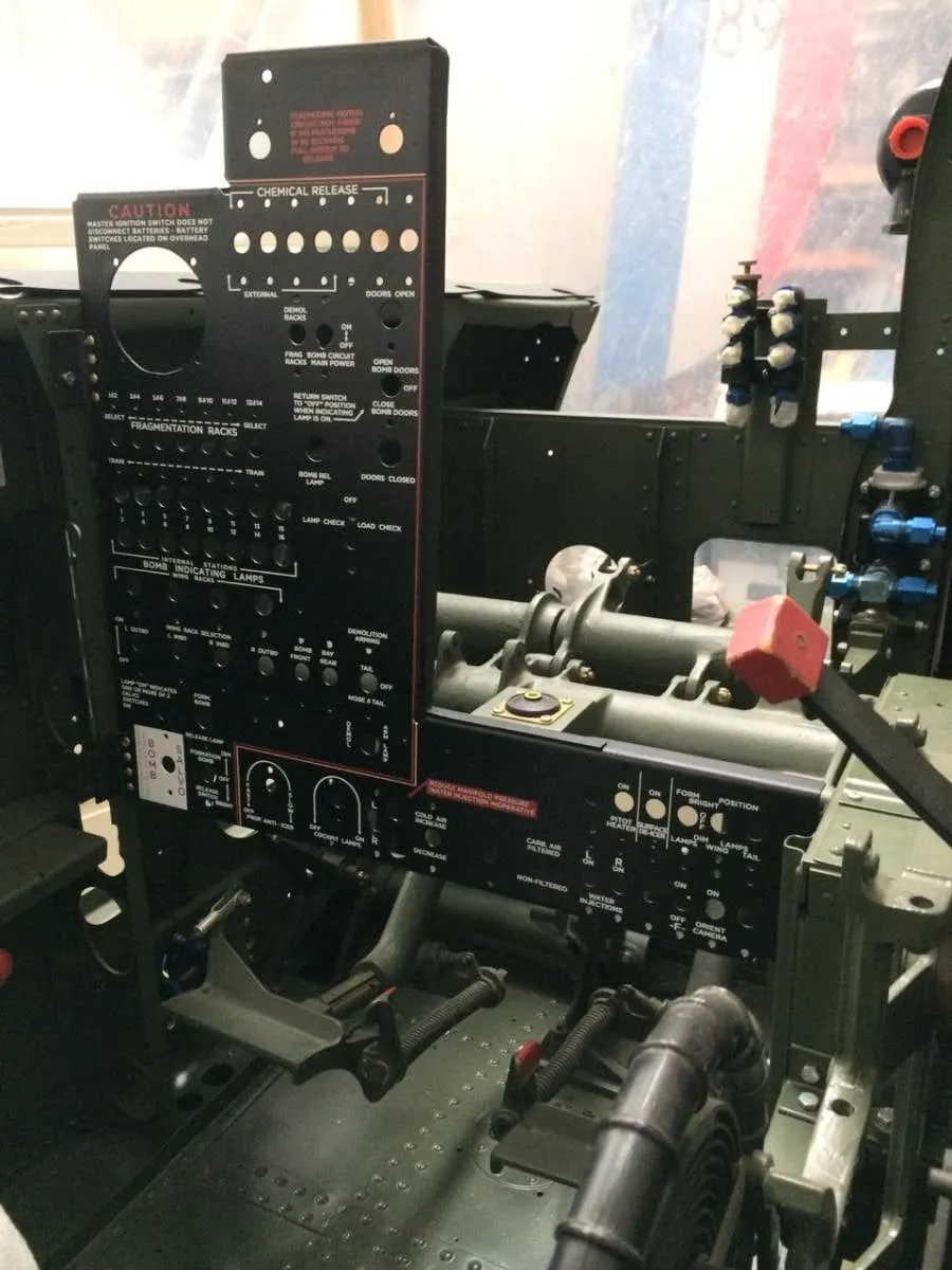 Restauration de l'A-26 Invader : montage du cockpit sur le fuselage