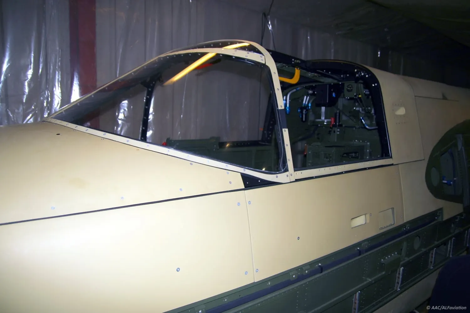 Restauration de l'A-26 Invader : montage du cockpit sur le fuselage
