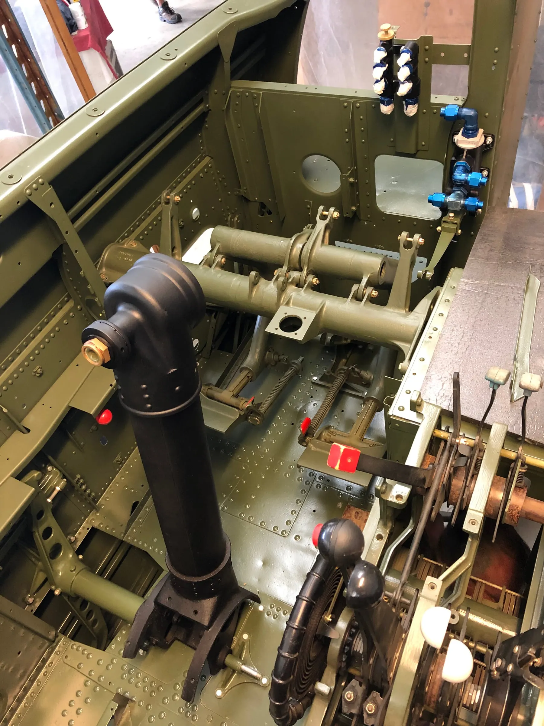 Restauration de l'A-26 Invader : montage des composants du poste de pilotage
