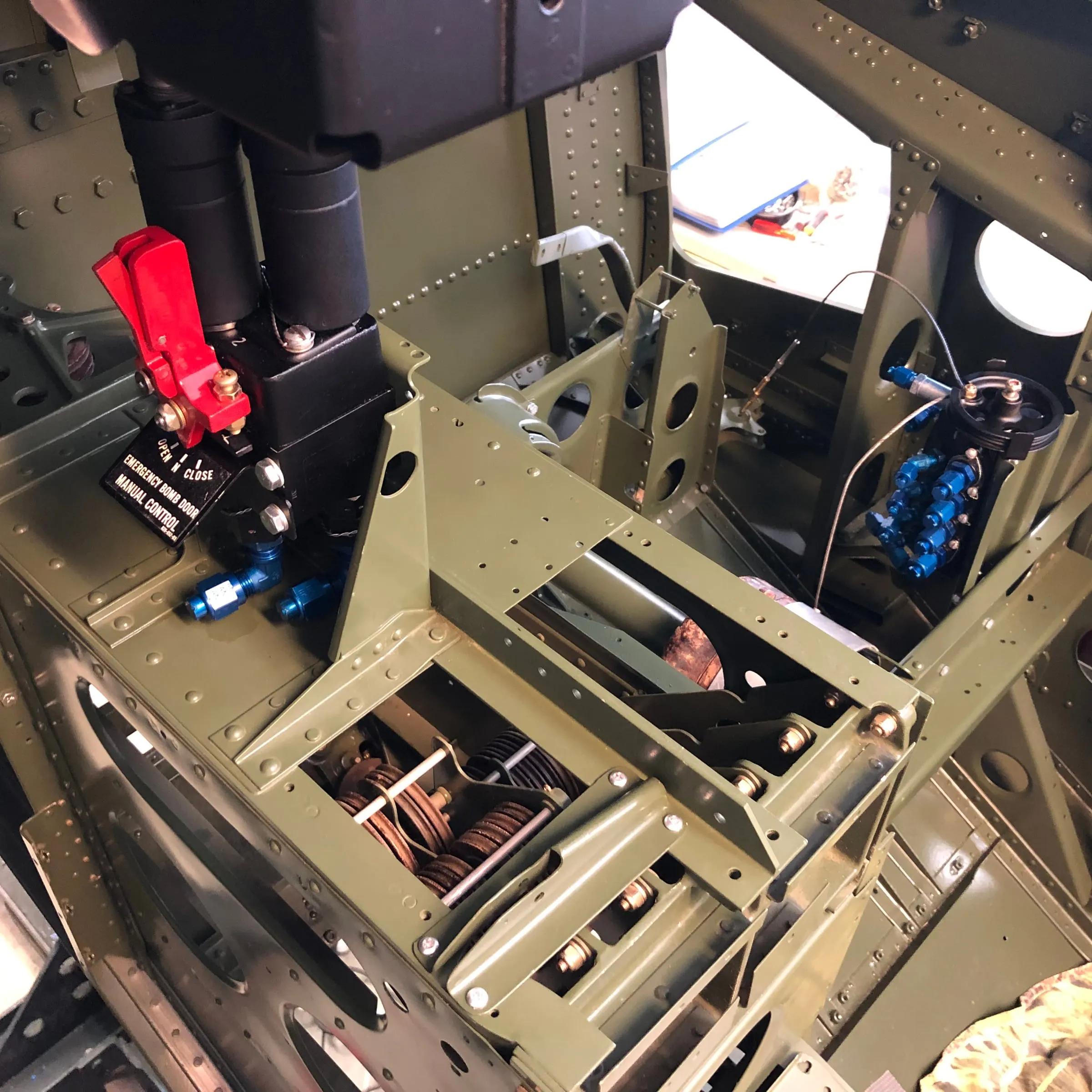 Restauration de l'A-26 Invader : montage des composants du poste de pilotage