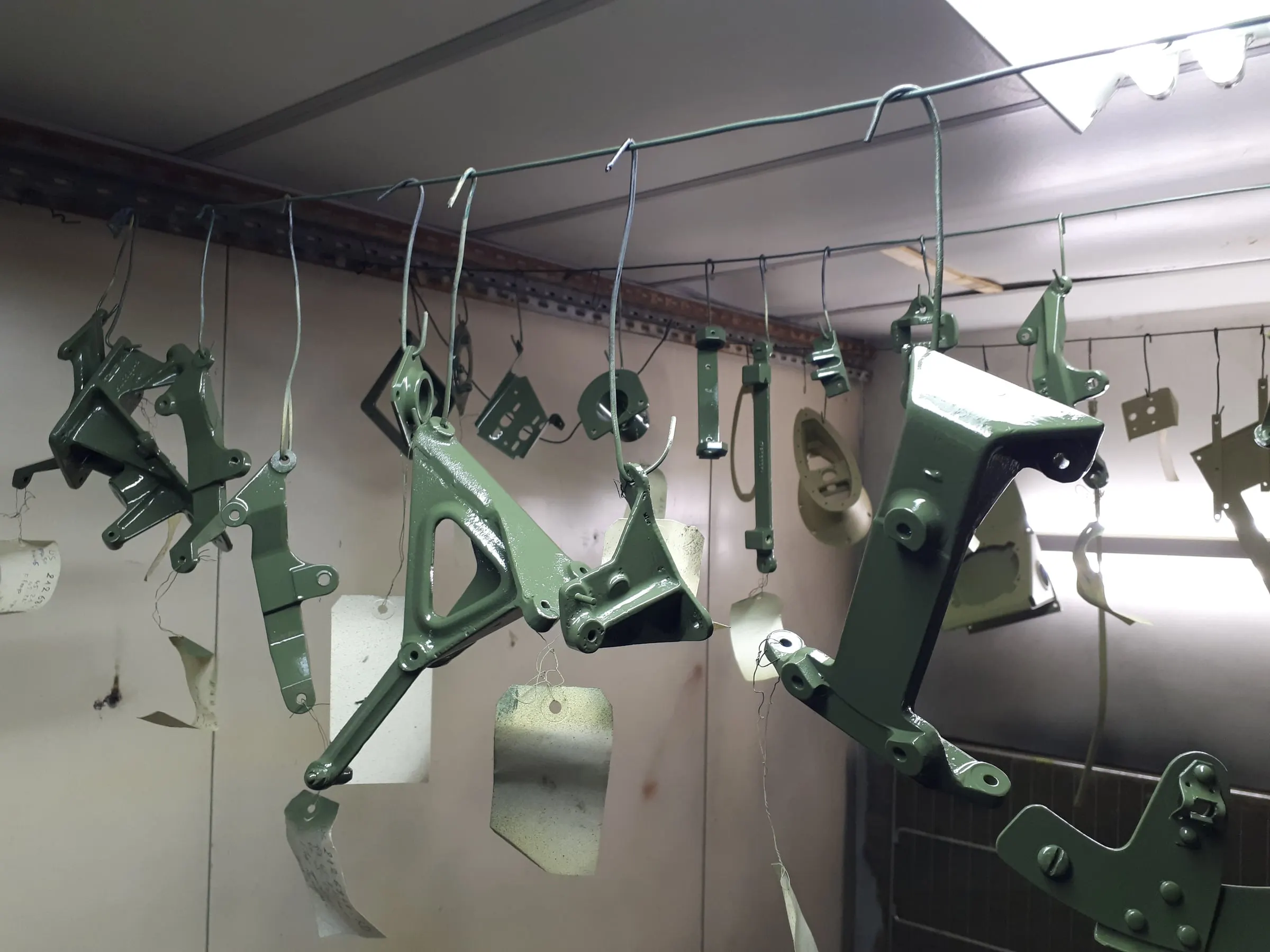 Restauration de l'A-26 Invader : peinture des petits éléments de fixation
