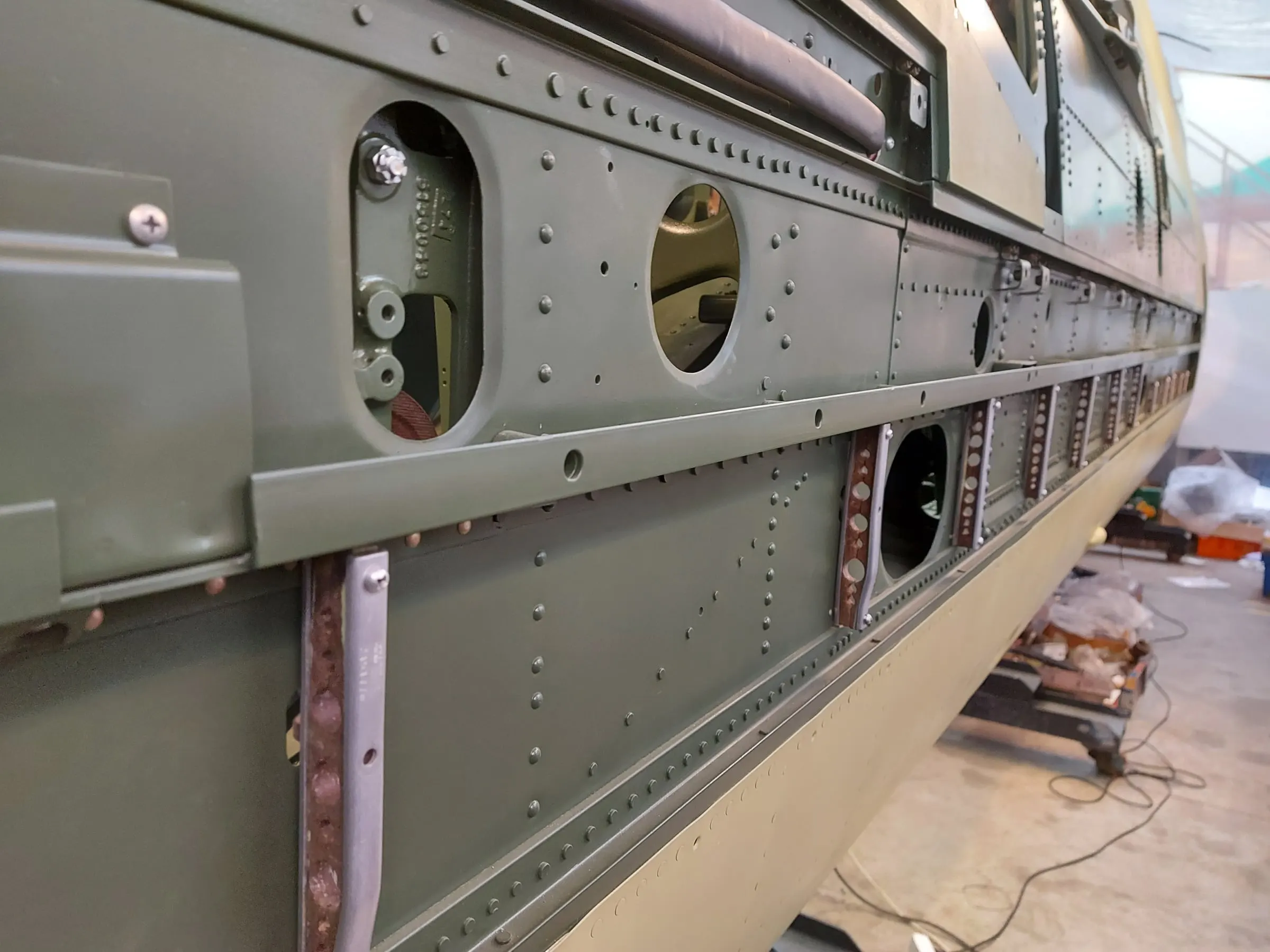 Restauration de l'A-26 Invader : poursuite du montage des équipements du fuselage