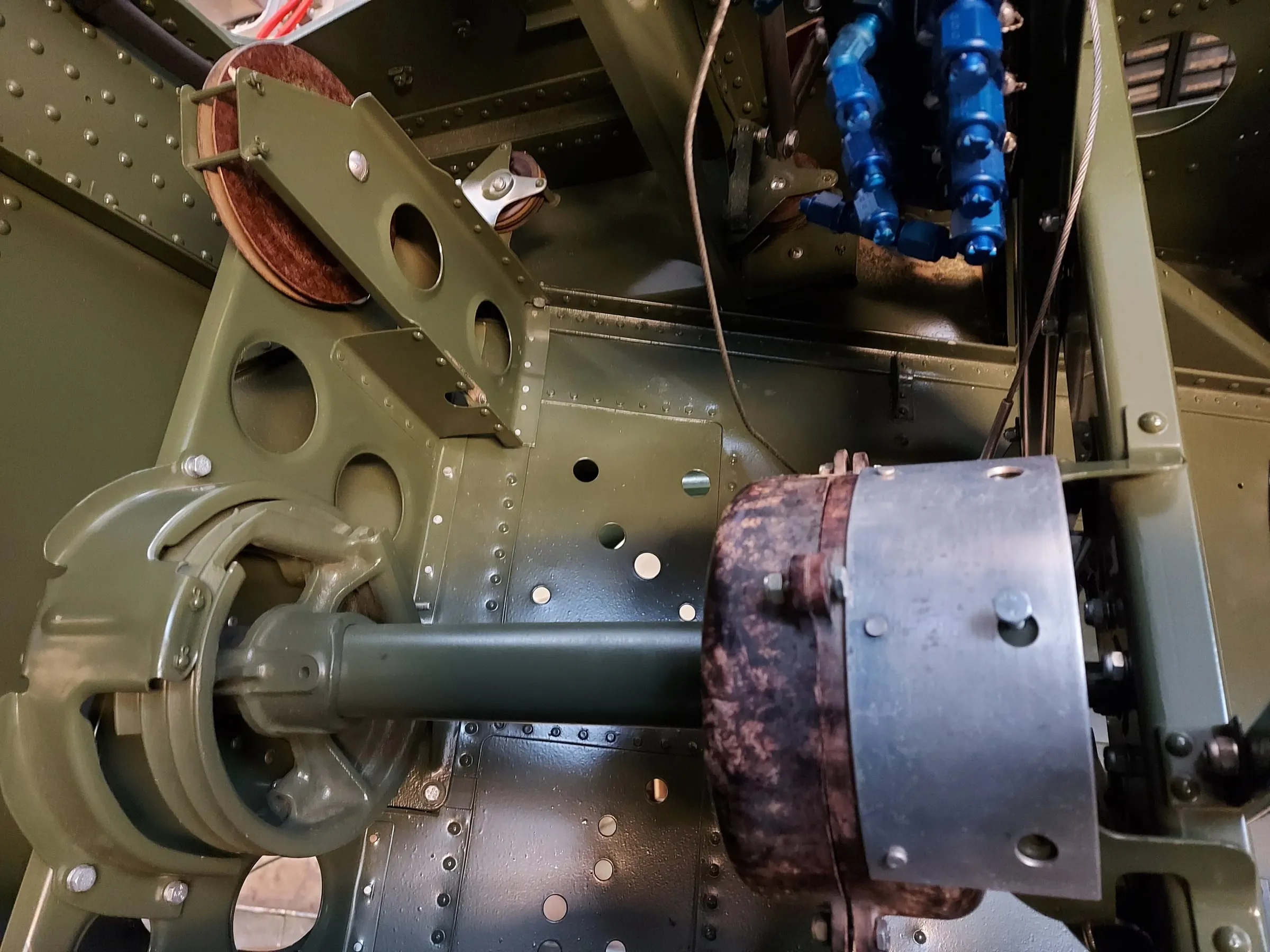 Restauration de l'A-26 Invader : poursuite du montage des équipements du fuselage