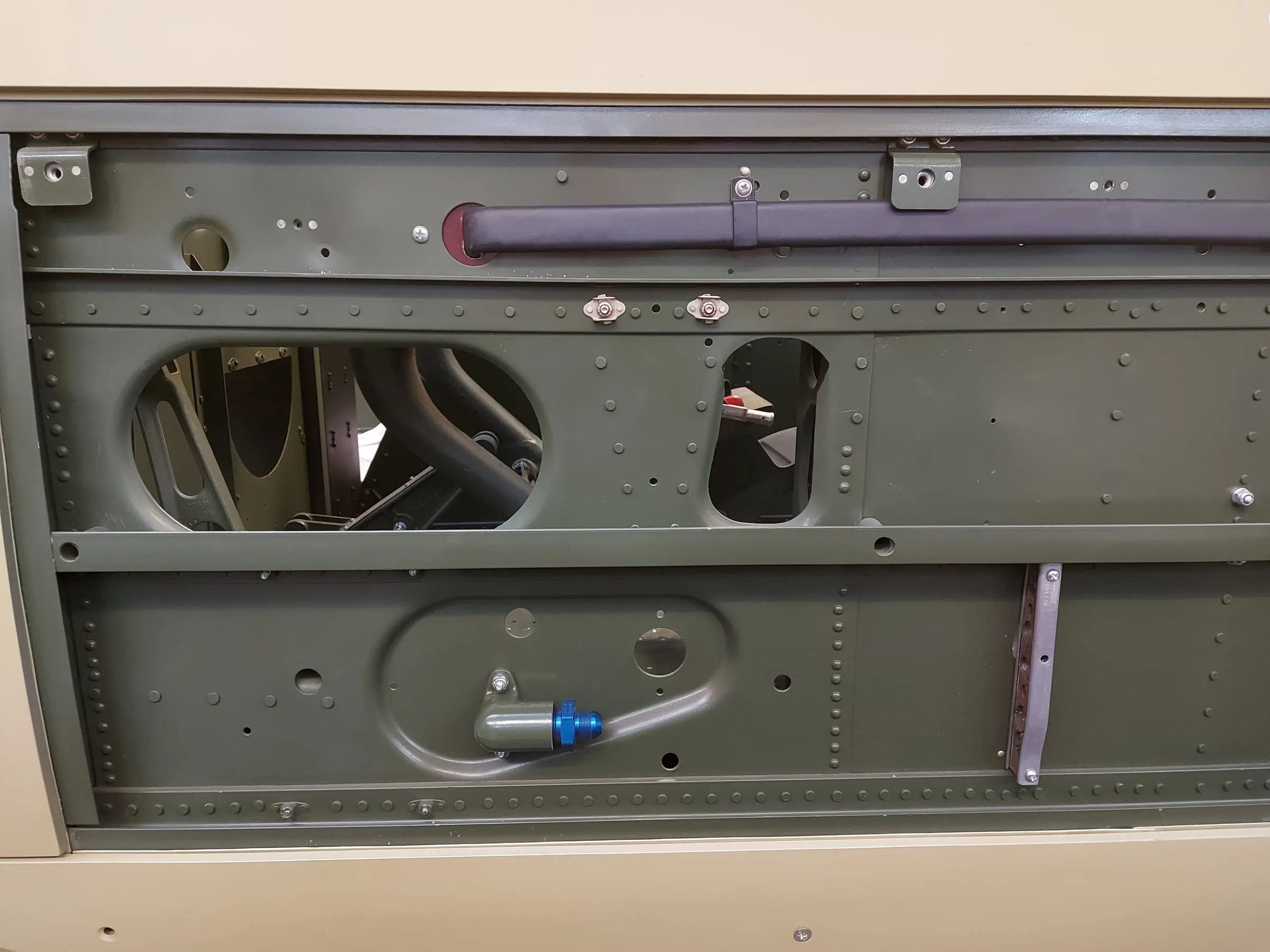 Restauration de l'A-26 Invader : poursuite du montage des équipements du fuselage