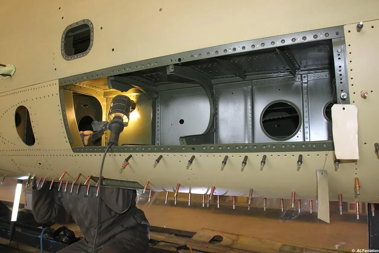 Restauration de l'A-26 Invader : poursuite du rivetage du flanc droit du fuselage