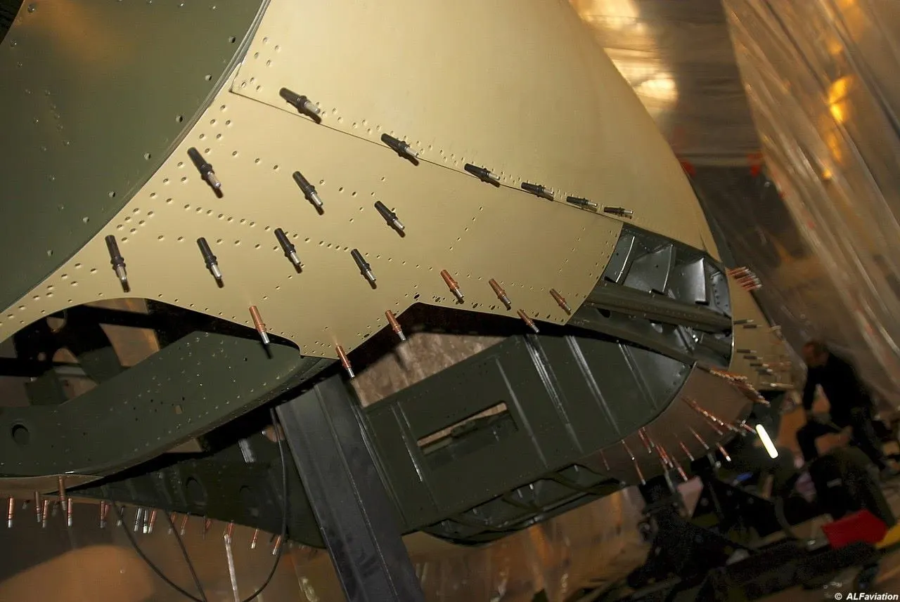 Restauration de l'A-26 Invader : poursuite du rivetage du flanc droit du fuselage