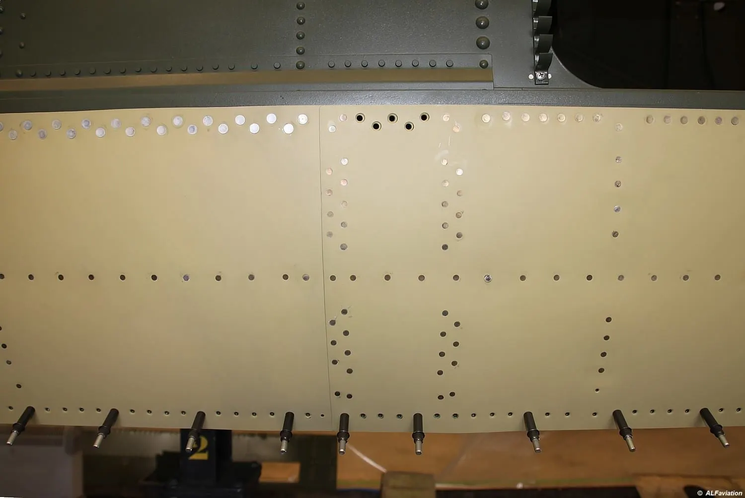 Restauration de l'A-26 Invader : poursuite du rivetage du flanc droit du fuselage
