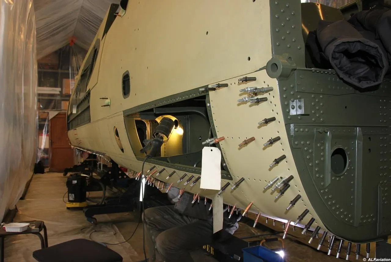 Restauration de l'A-26 Invader : poursuite du rivetage du flanc droit du fuselage