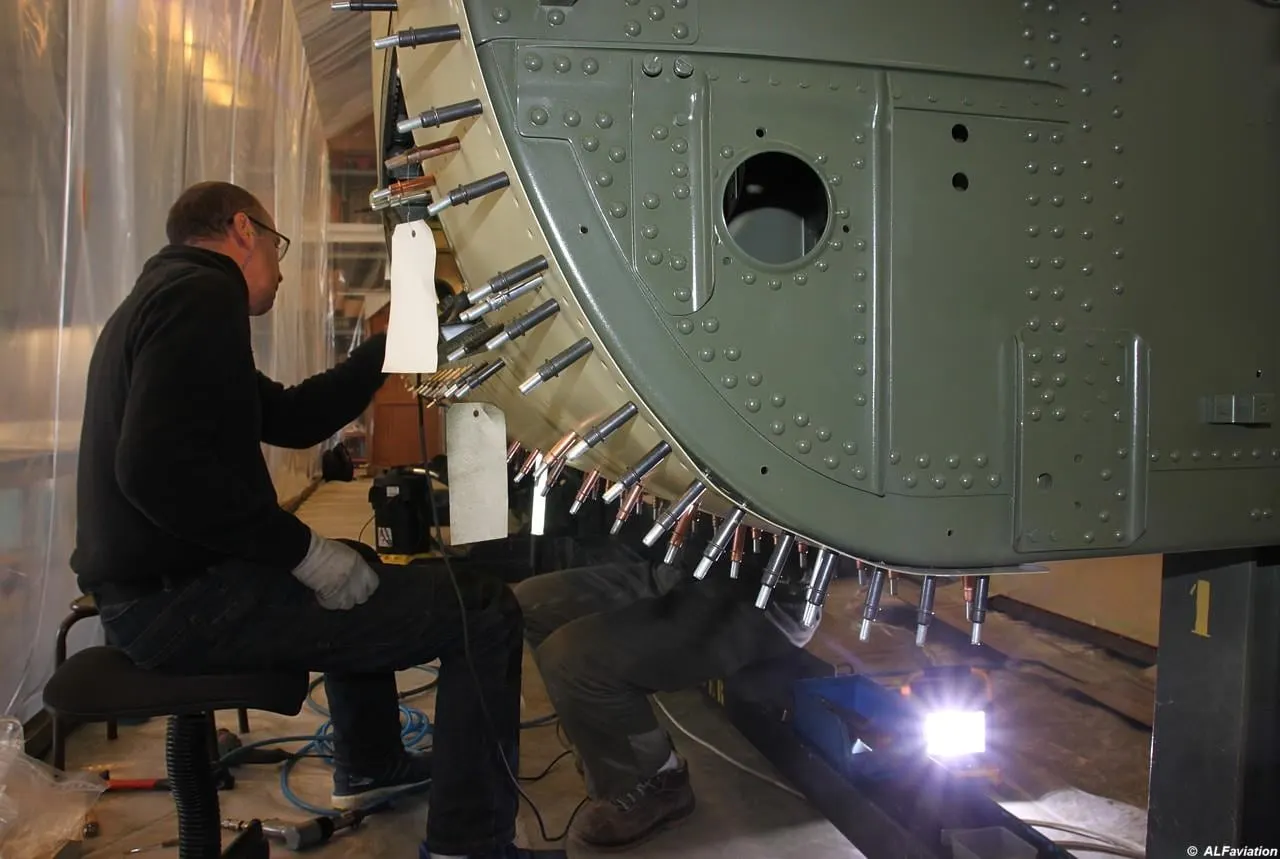 Restauration de l'A-26 Invader : poursuite du rivetage du flanc droit du fuselage