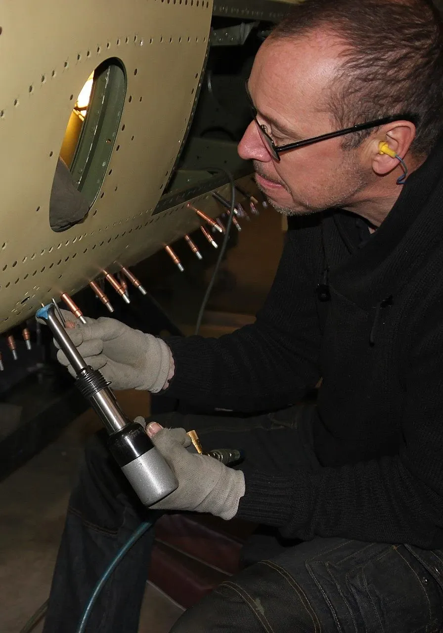 Restauration de l'A-26 Invader : poursuite du rivetage du flanc droit du fuselage