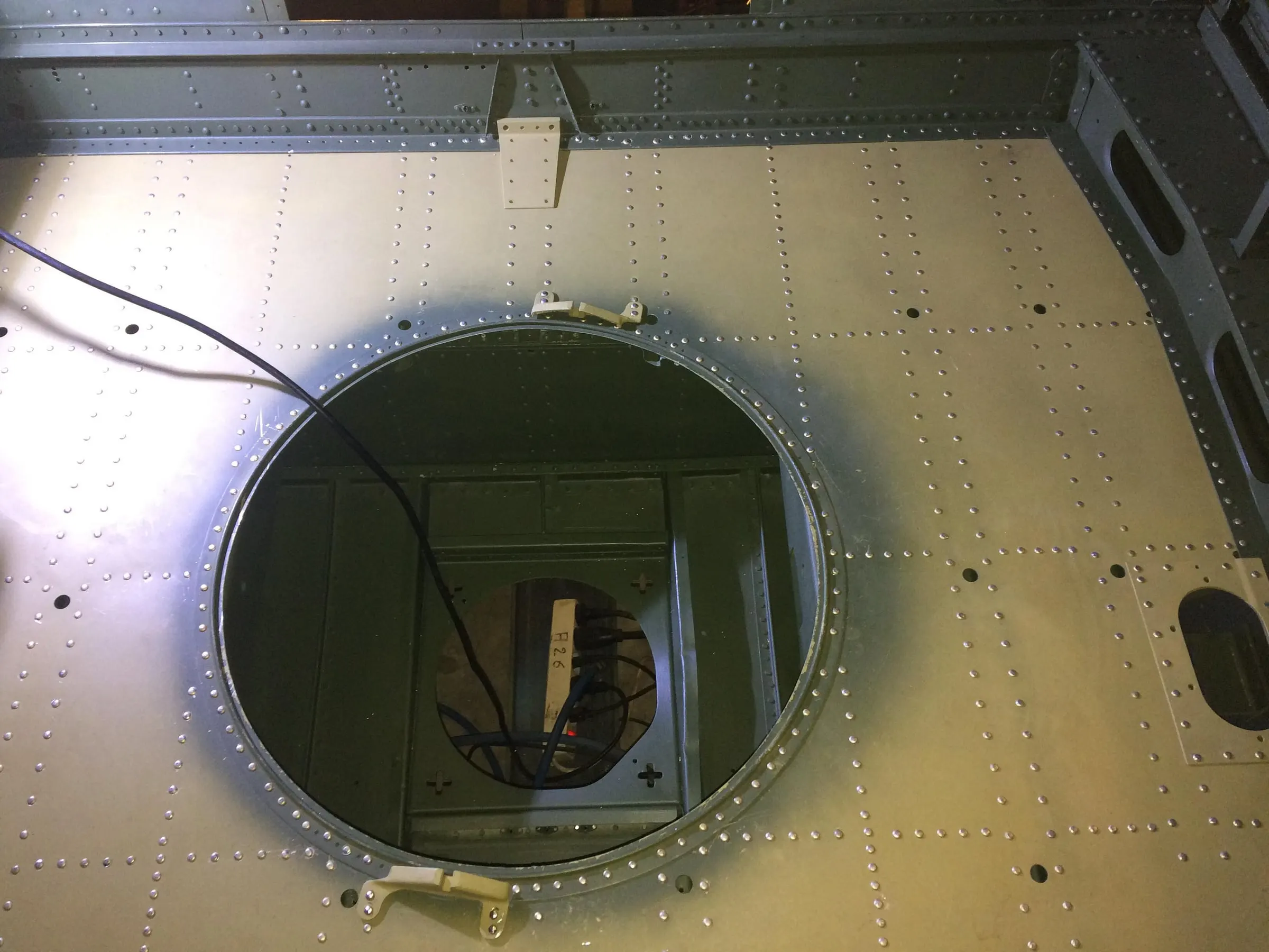 Restauration de l'A-26 Invader : poursuite du rivetage du plancher du mitrailleur