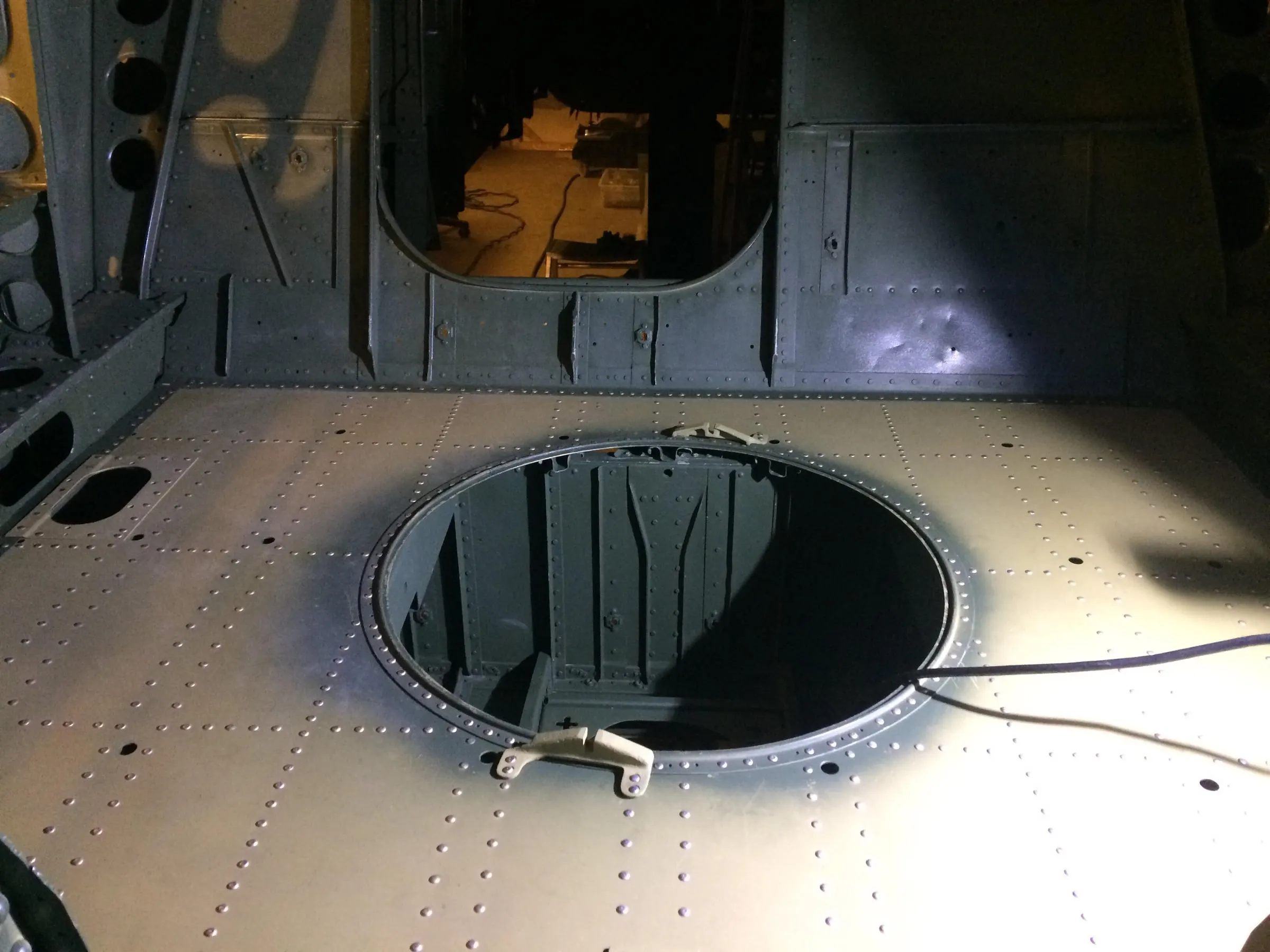Restauration de l'A-26 Invader : poursuite du rivetage du plancher du mitrailleur
