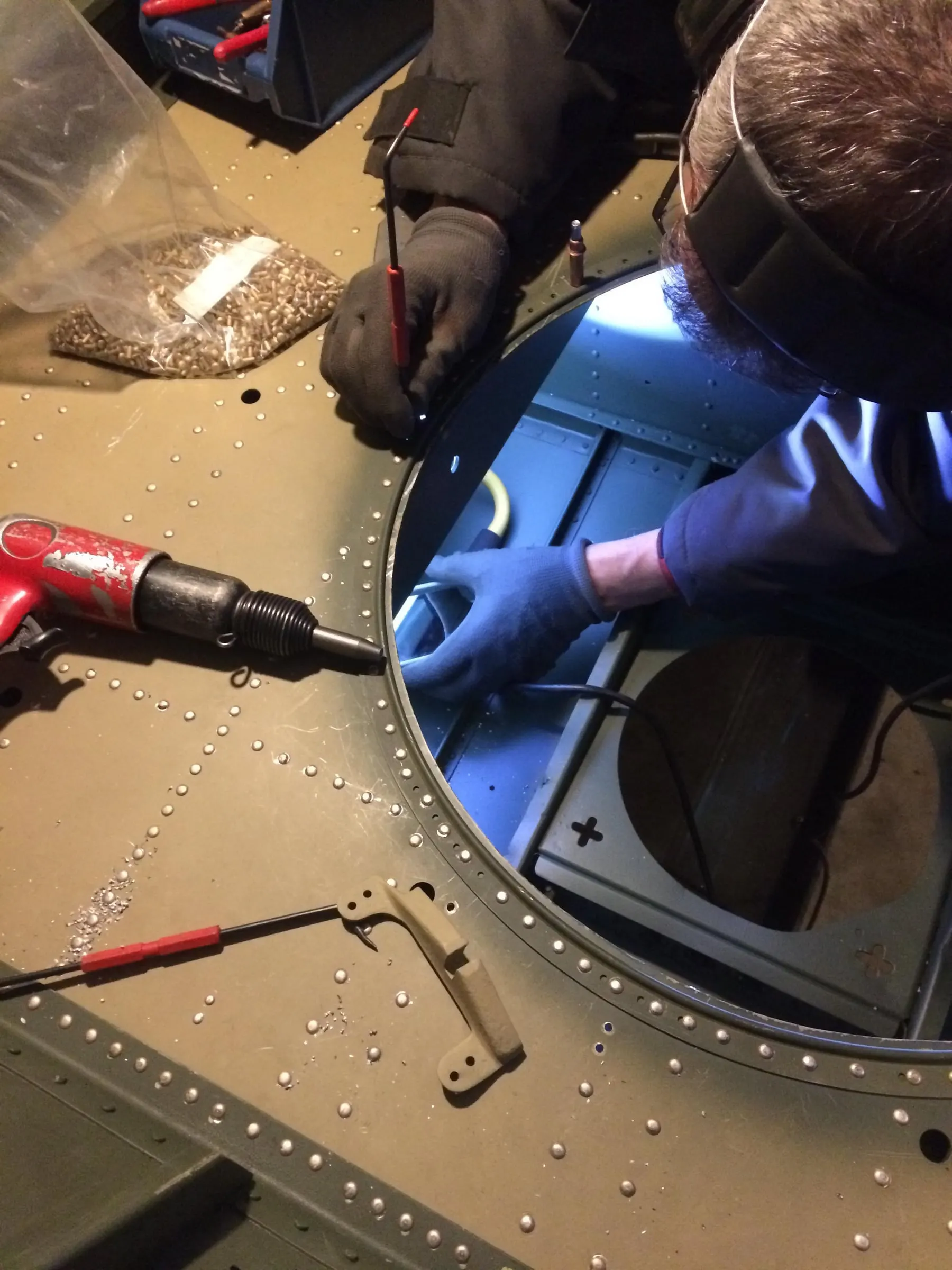 Restauration de l'A-26 Invader : poursuite du rivetage du plancher du mitrailleur