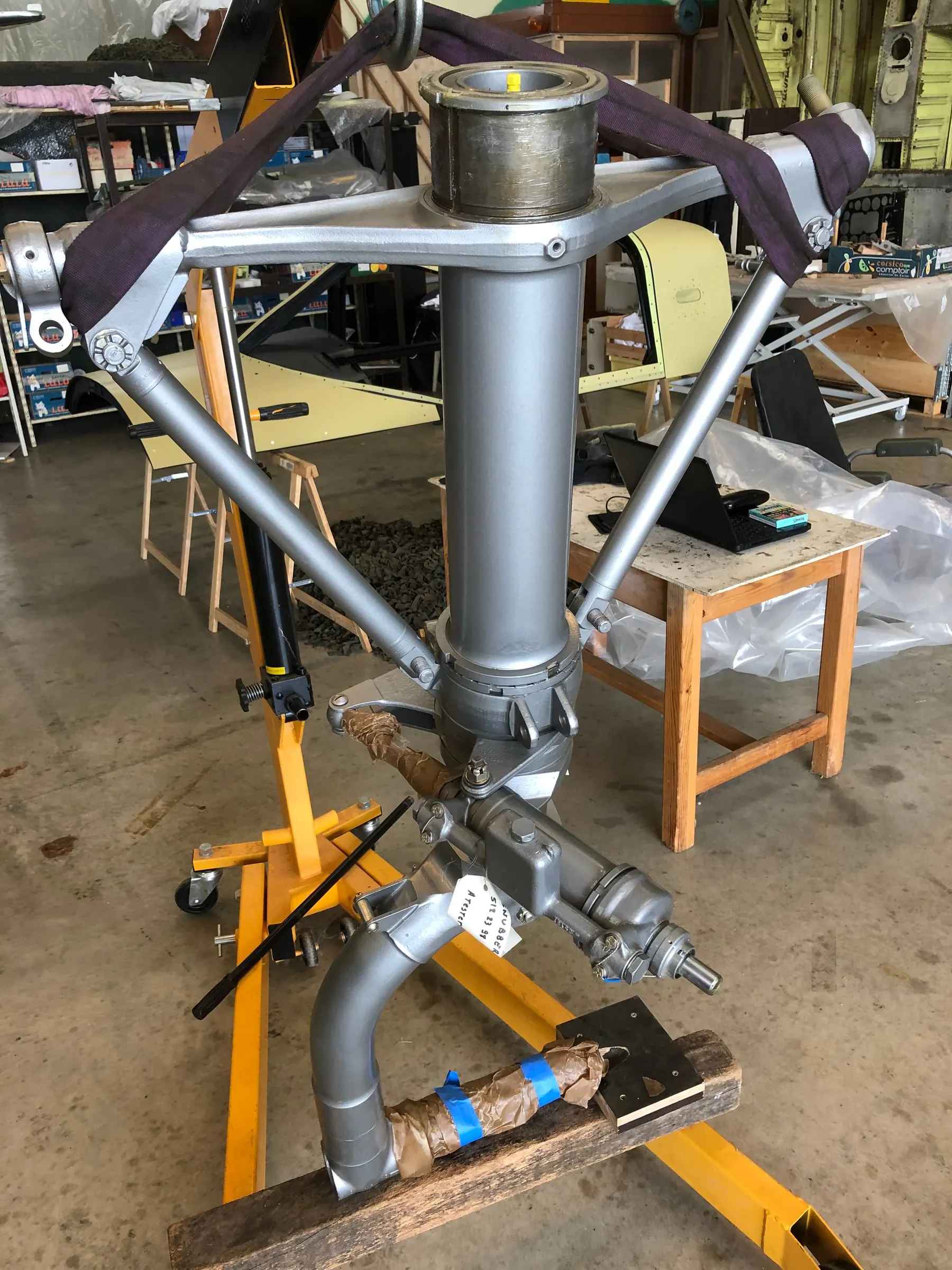 Restauration de l'A-26 Invader : remontage du train avant