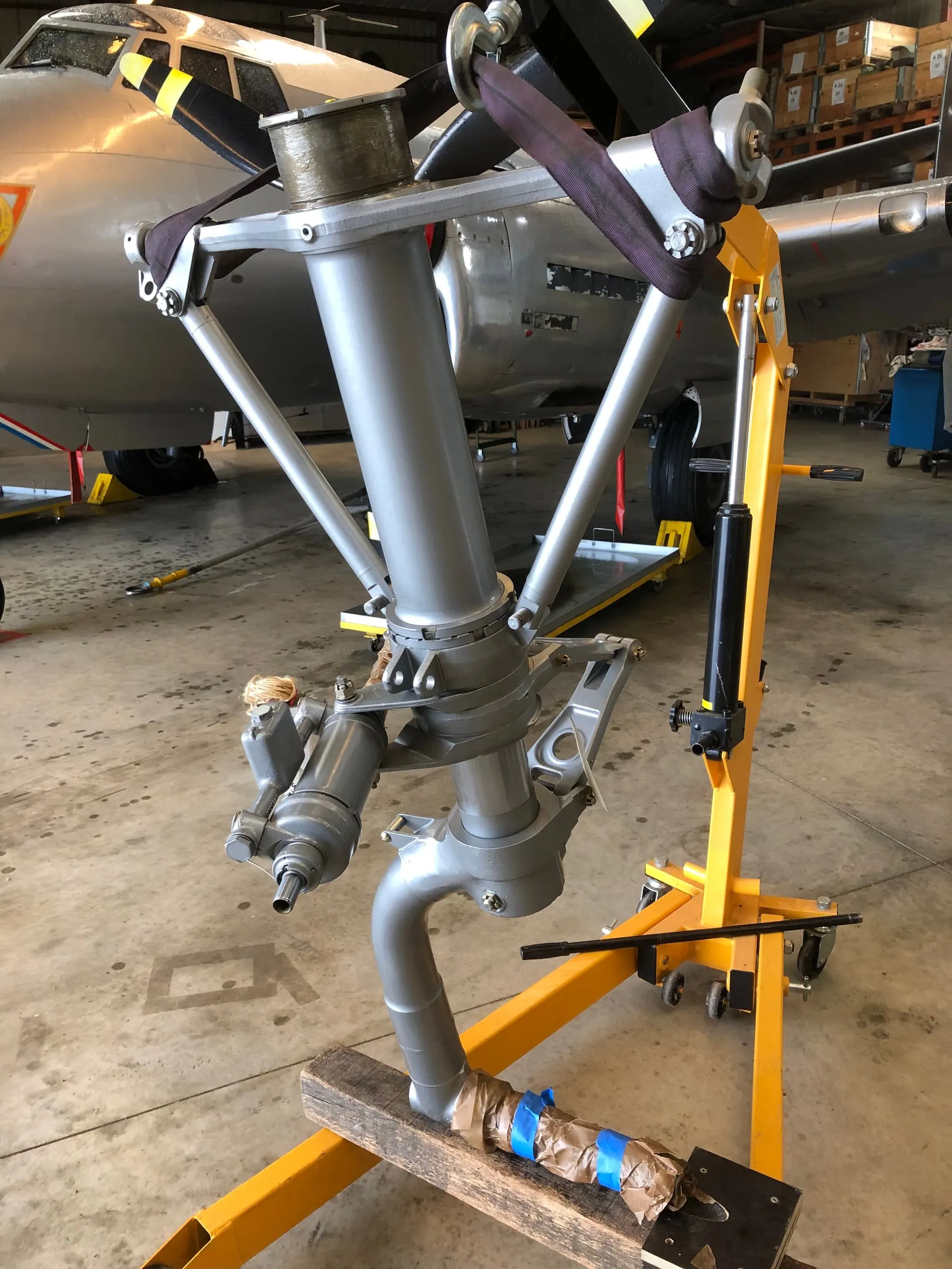 Restauration de l'A-26 Invader : remontage du train avant