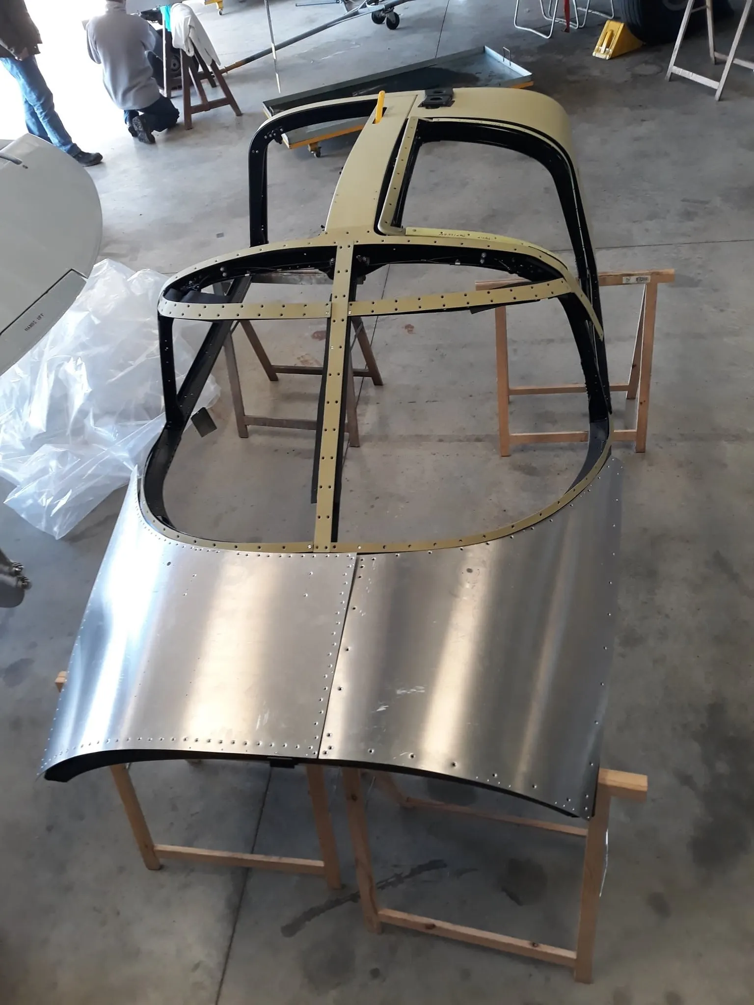 Restauration de l'A-26 Invader : rénovation et assemblage des tôles du cockpit