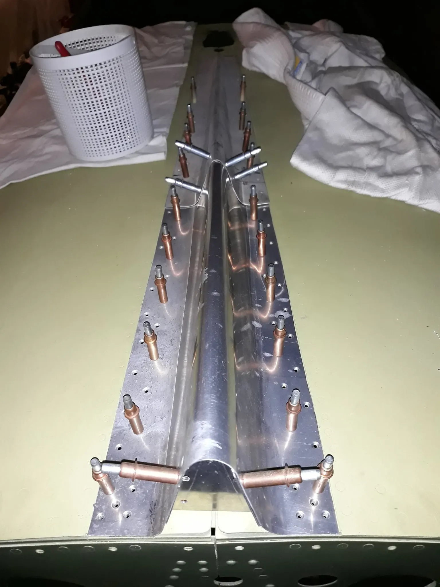 Restauration de l'A-26 Invader : rénovation et assemblage des tôles du cockpit